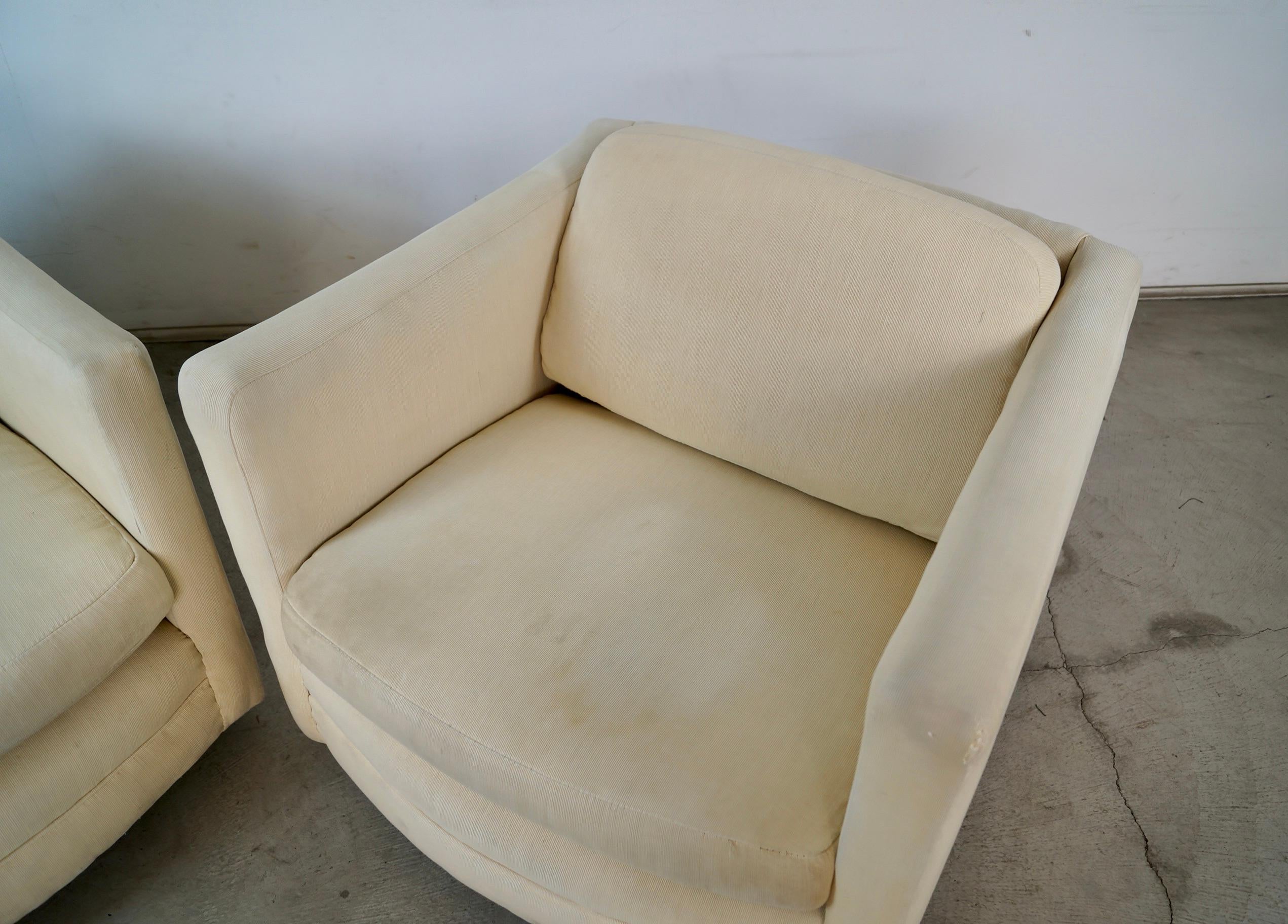1960's Milo Baughman Style Mid-Century Modern Swivel Club Lounge Chairs - a Pair in vendita 11