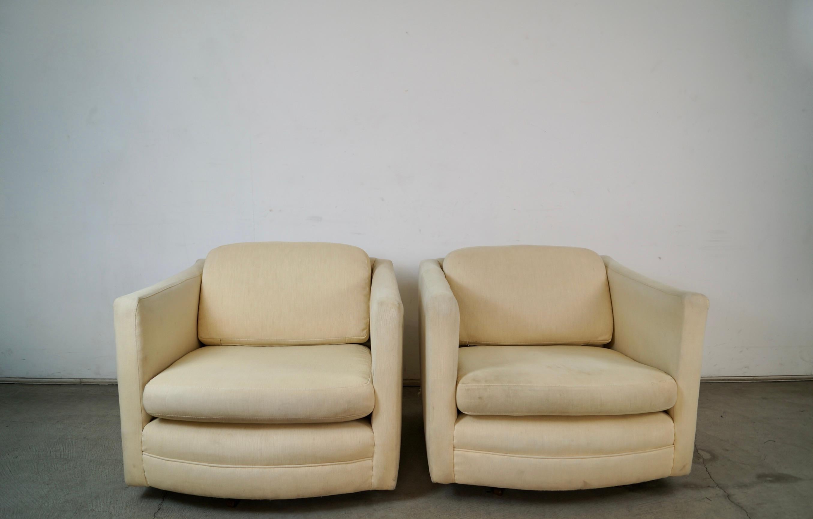 Mid-Century moderno 1960's Milo Baughman Style Mid-Century Modern Swivel Club Lounge Chairs - a Pair in vendita