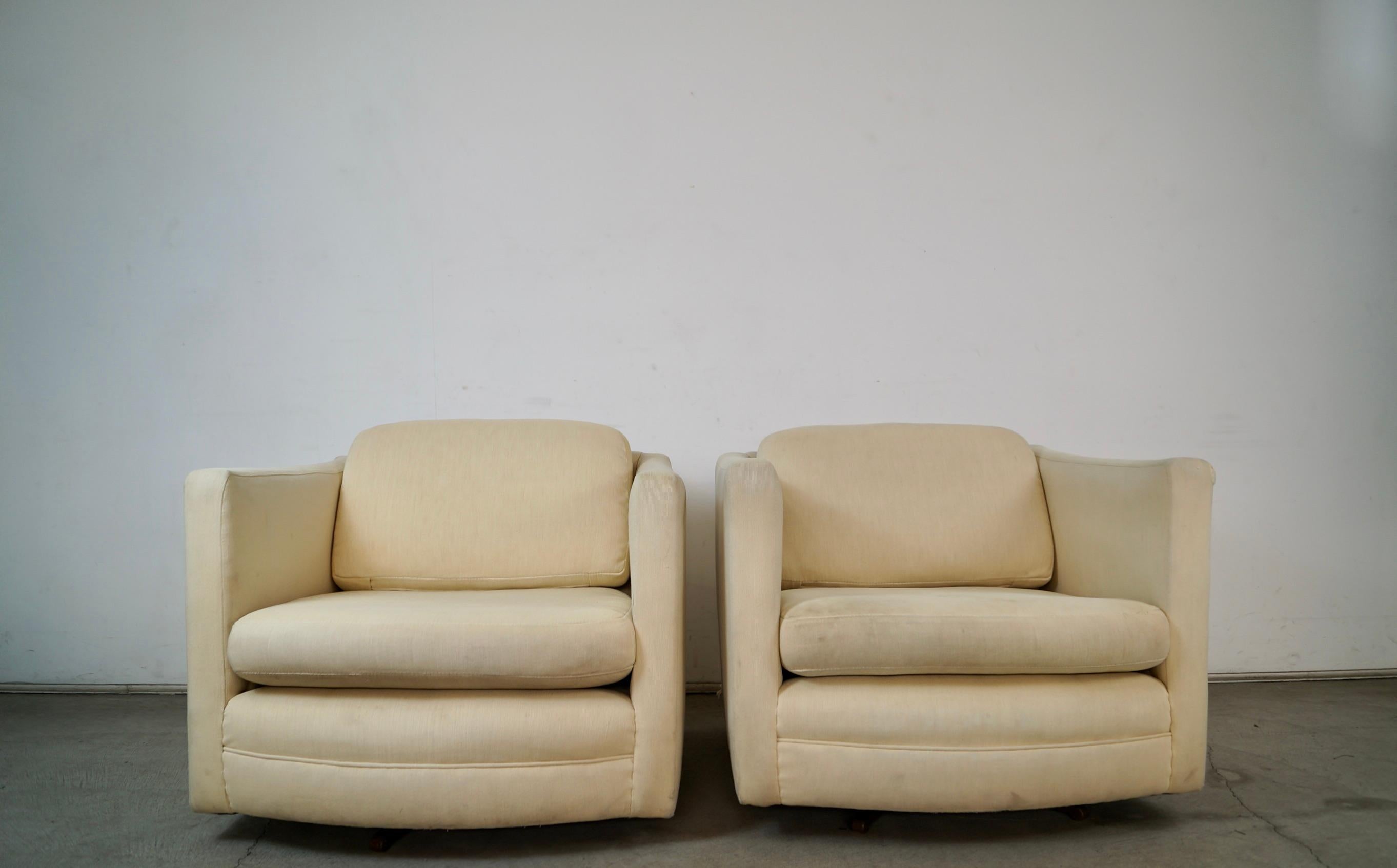Americano 1960's Milo Baughman Style Mid-Century Modern Swivel Club Lounge Chairs - a Pair in vendita