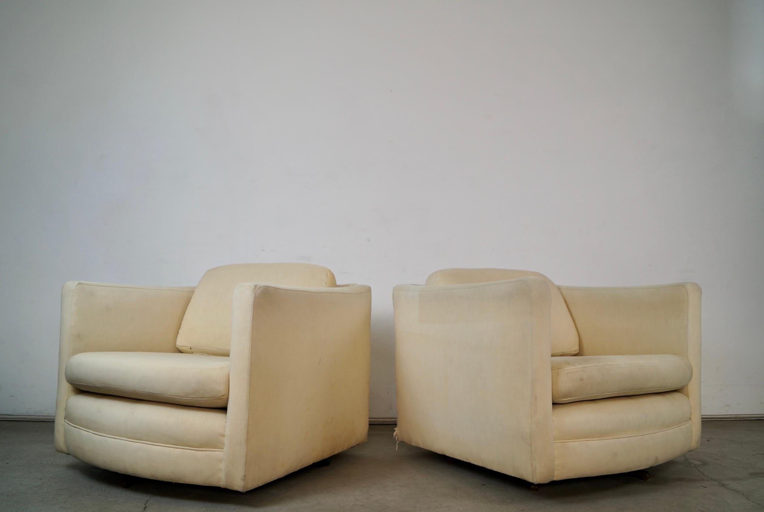 Metà XX secolo 1960's Milo Baughman Style Mid-Century Modern Swivel Club Lounge Chairs - a Pair in vendita