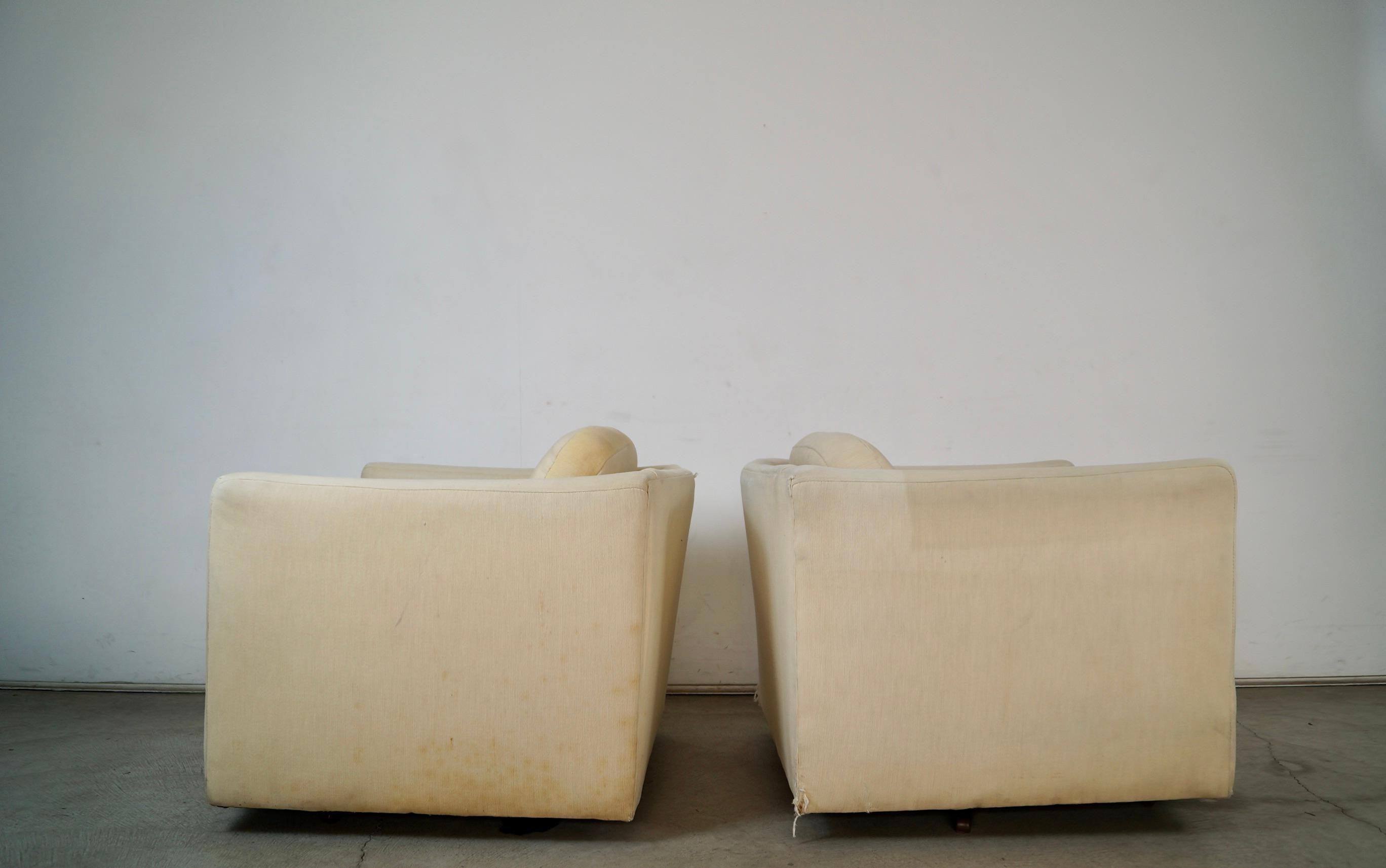 Metallo 1960's Milo Baughman Style Mid-Century Modern Swivel Club Lounge Chairs - a Pair in vendita