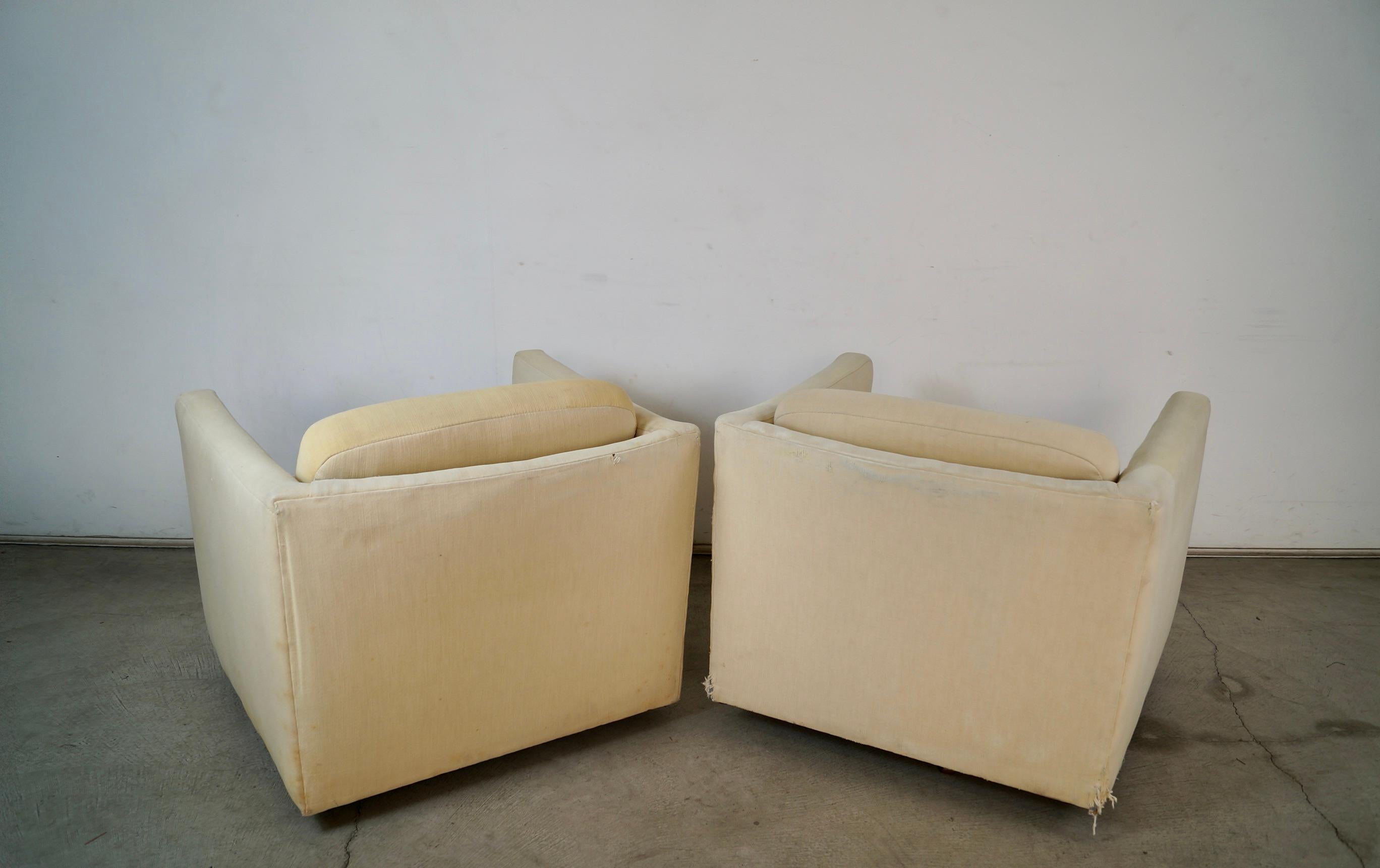 1960's Milo Baughman Style Mid-Century Modern Swivel Club Lounge Chairs - a Pair in vendita 2