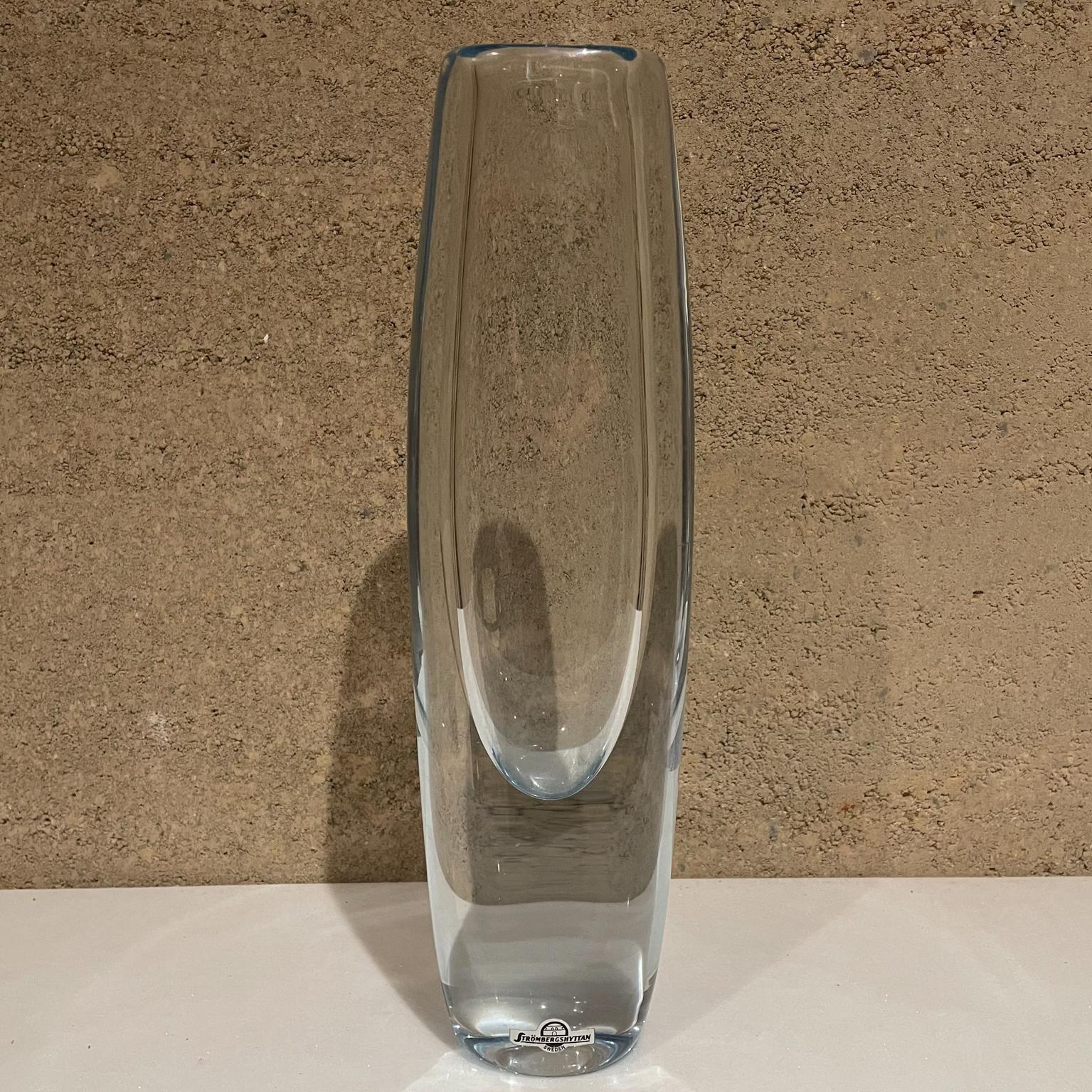 Art Glass Vase
Mid-Century Swedish Sputnik Modern Minimalist Tulip Art Glass Vase Sommerso design Gunnar Nylund Asta Stromberg for Strömbergshyttan 1960s
Measures: 13.5 tall x 4 w x 2.25 d
Maker label. Handmade clear crystal.
Preowned original