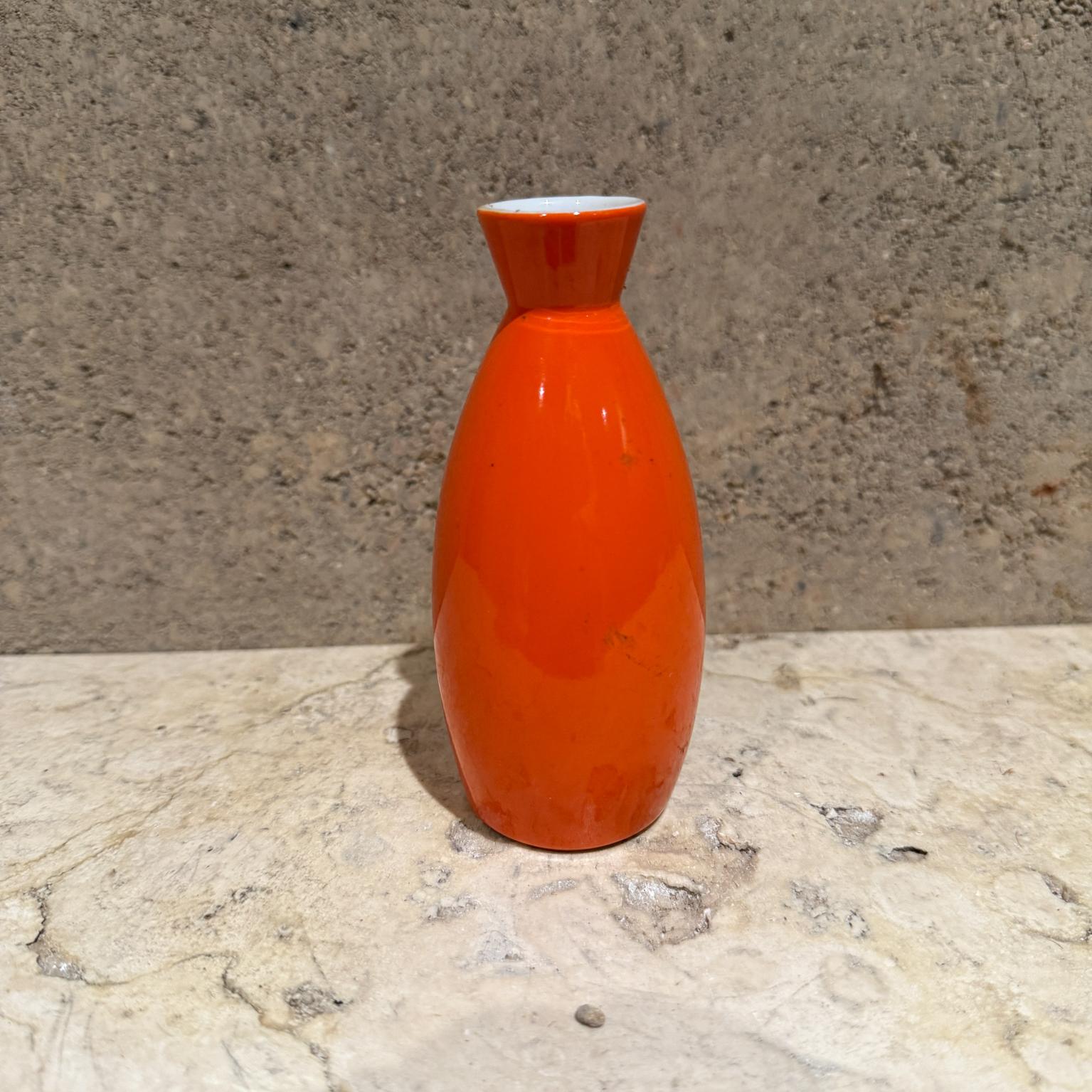 
1960s Modern minimalist aesthetic Orange Vase
Small Bud Vase Japanese Sake Bottle
maker stamp ATC
5 h x 2 diameter
Original vintage condition
Refer to images listed