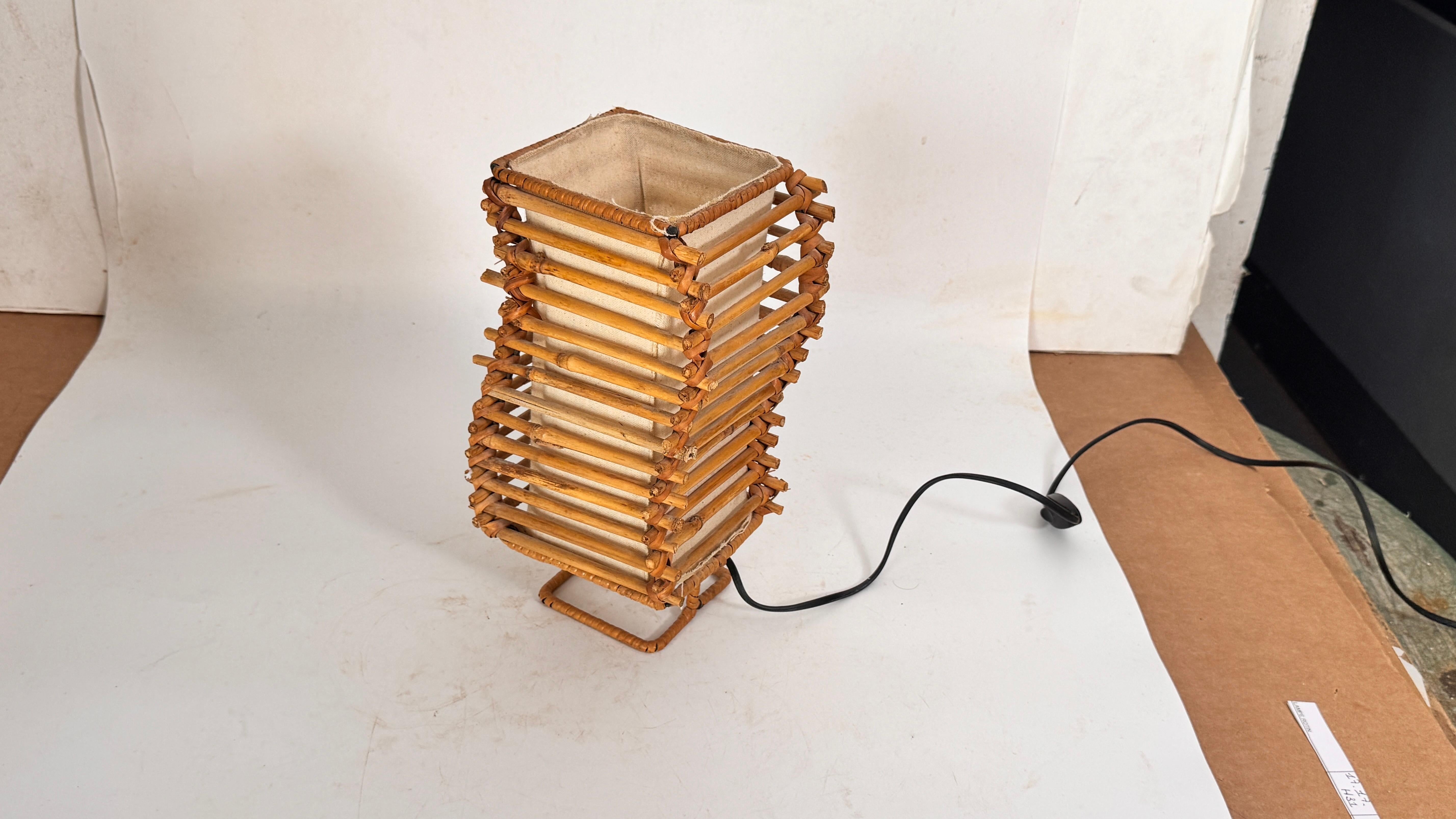 Mid-Century moderno Lampada da tavolo minimalista degli anni '60 in vimini e tessuto in vendita