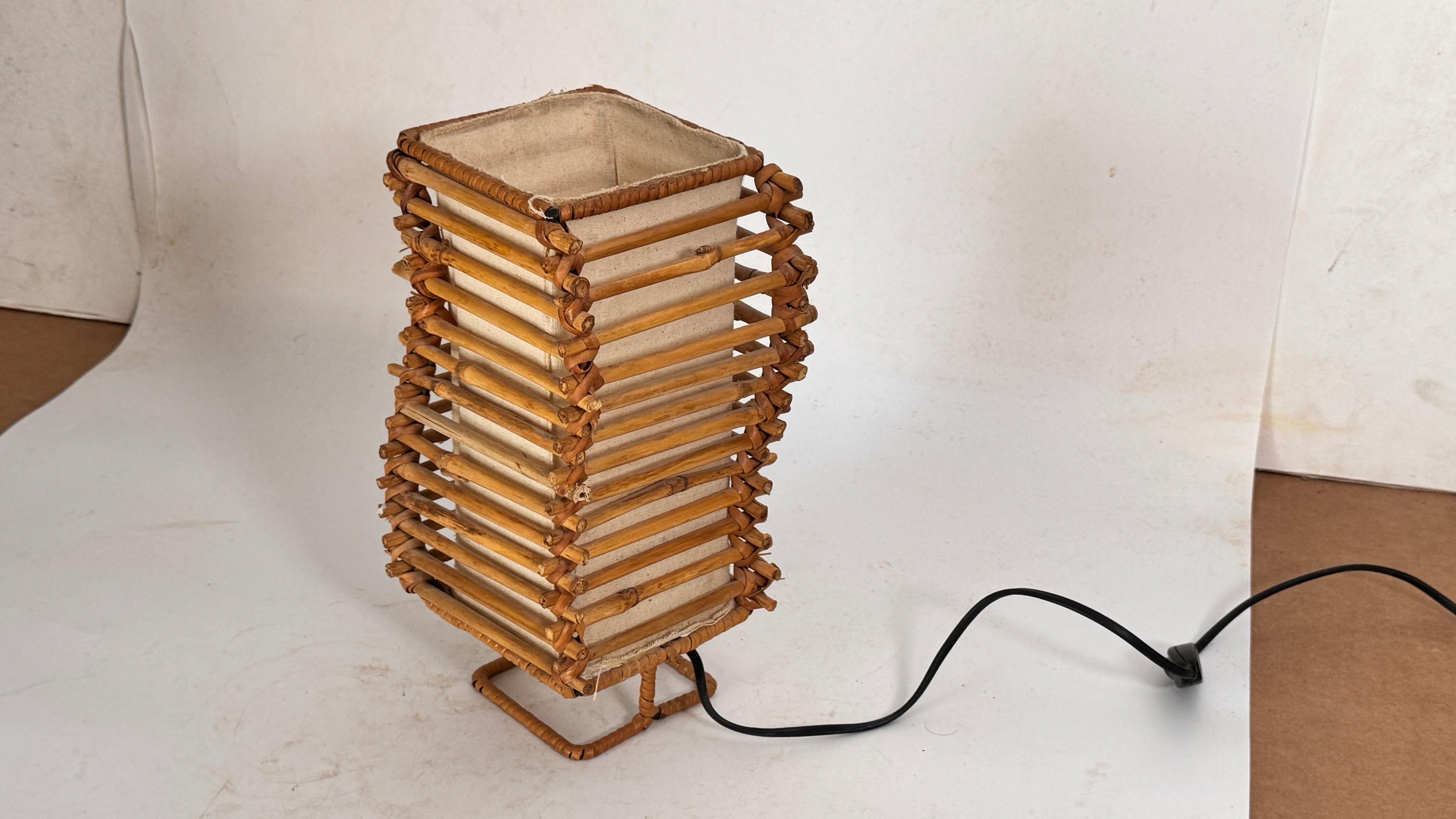 Lampada da tavolo minimalista degli anni '60 in vimini e tessuto In condizioni buone in vendita a Auribeau sur Siagne, FR