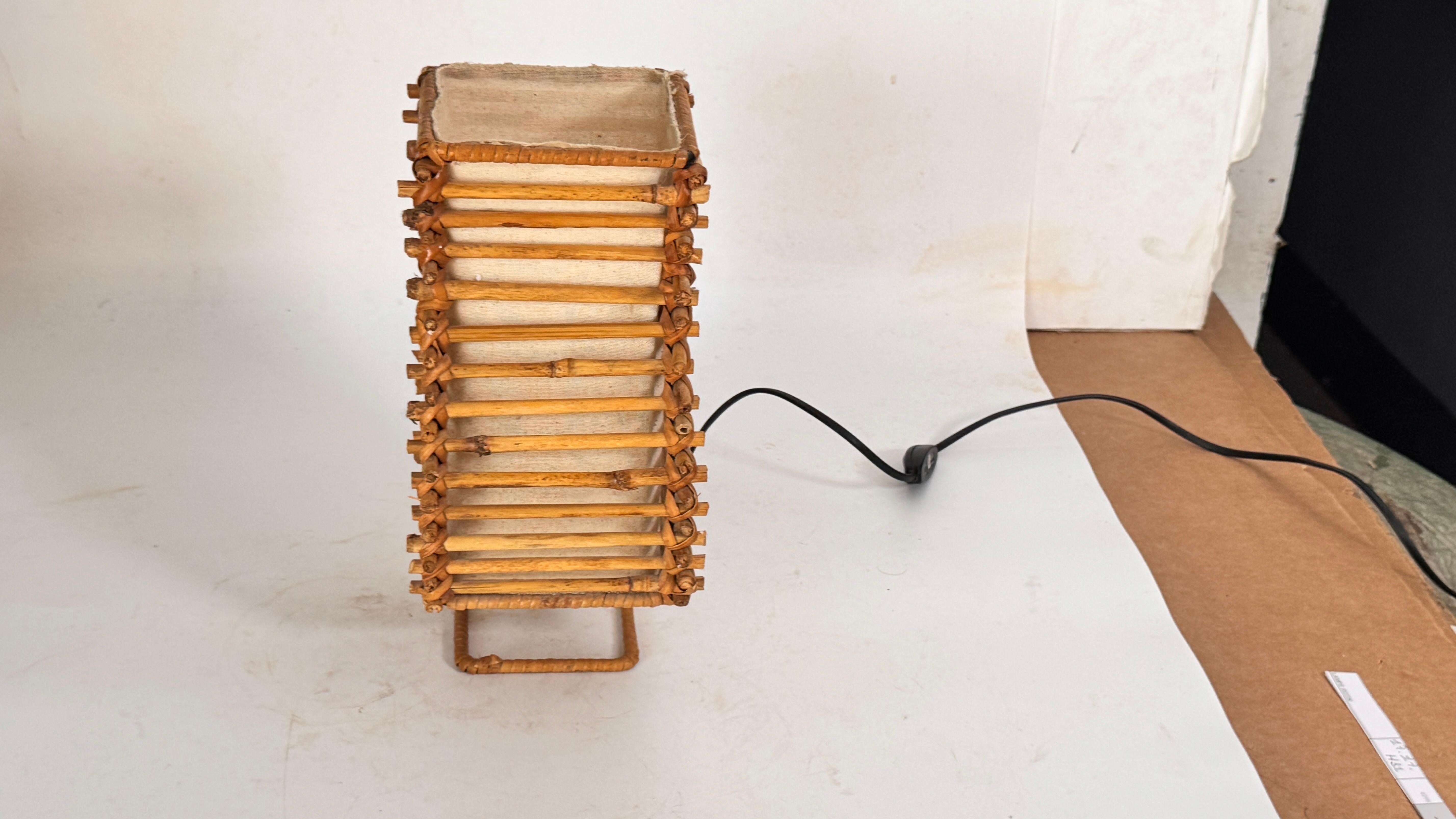 Metà XX secolo Lampada da tavolo minimalista degli anni '60 in vimini e tessuto in vendita