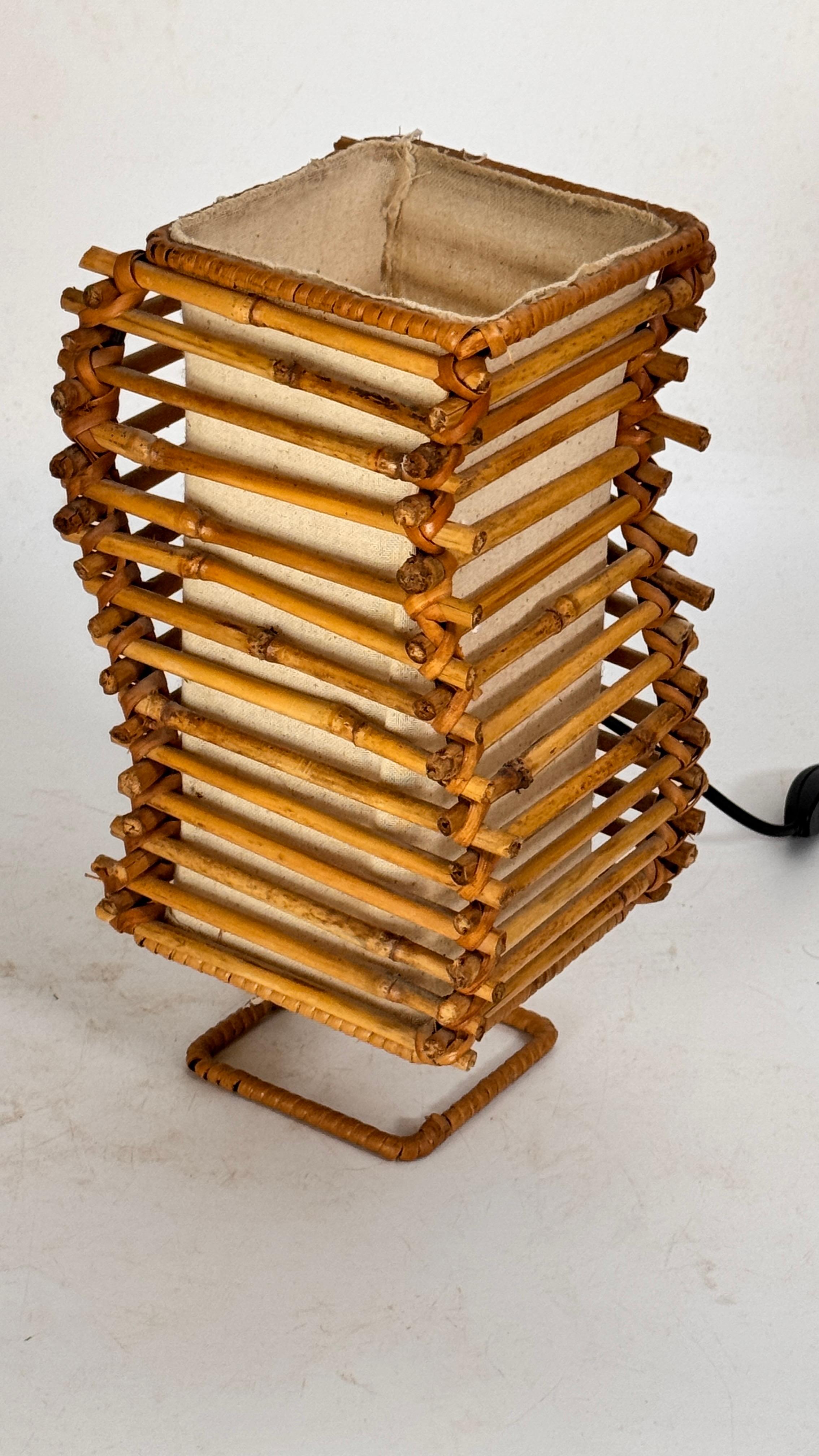 Metallo Lampada da tavolo minimalista degli anni '60 in vimini e tessuto in vendita