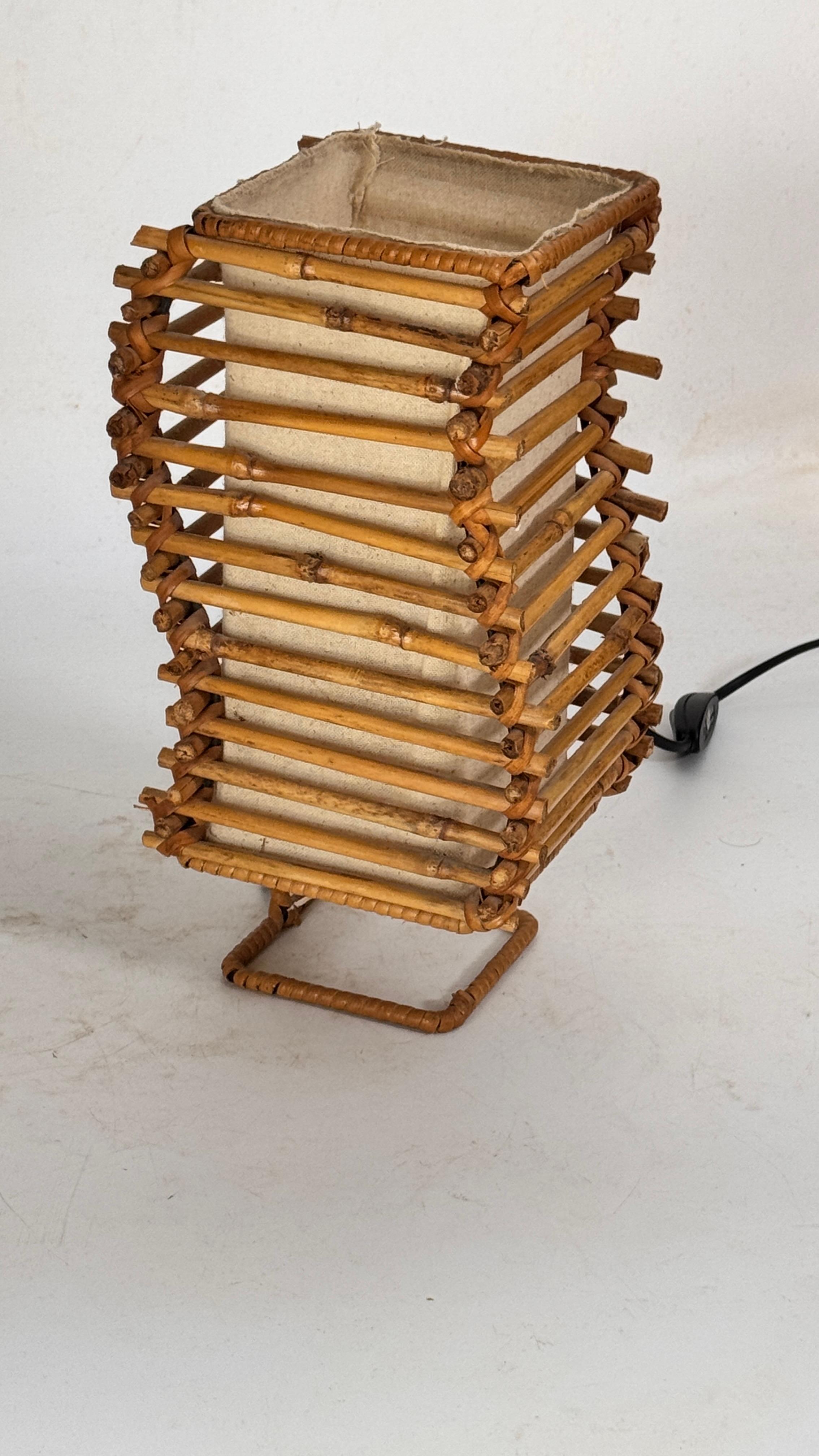 Lampada da tavolo minimalista degli anni '60 in vimini e tessuto in vendita 1