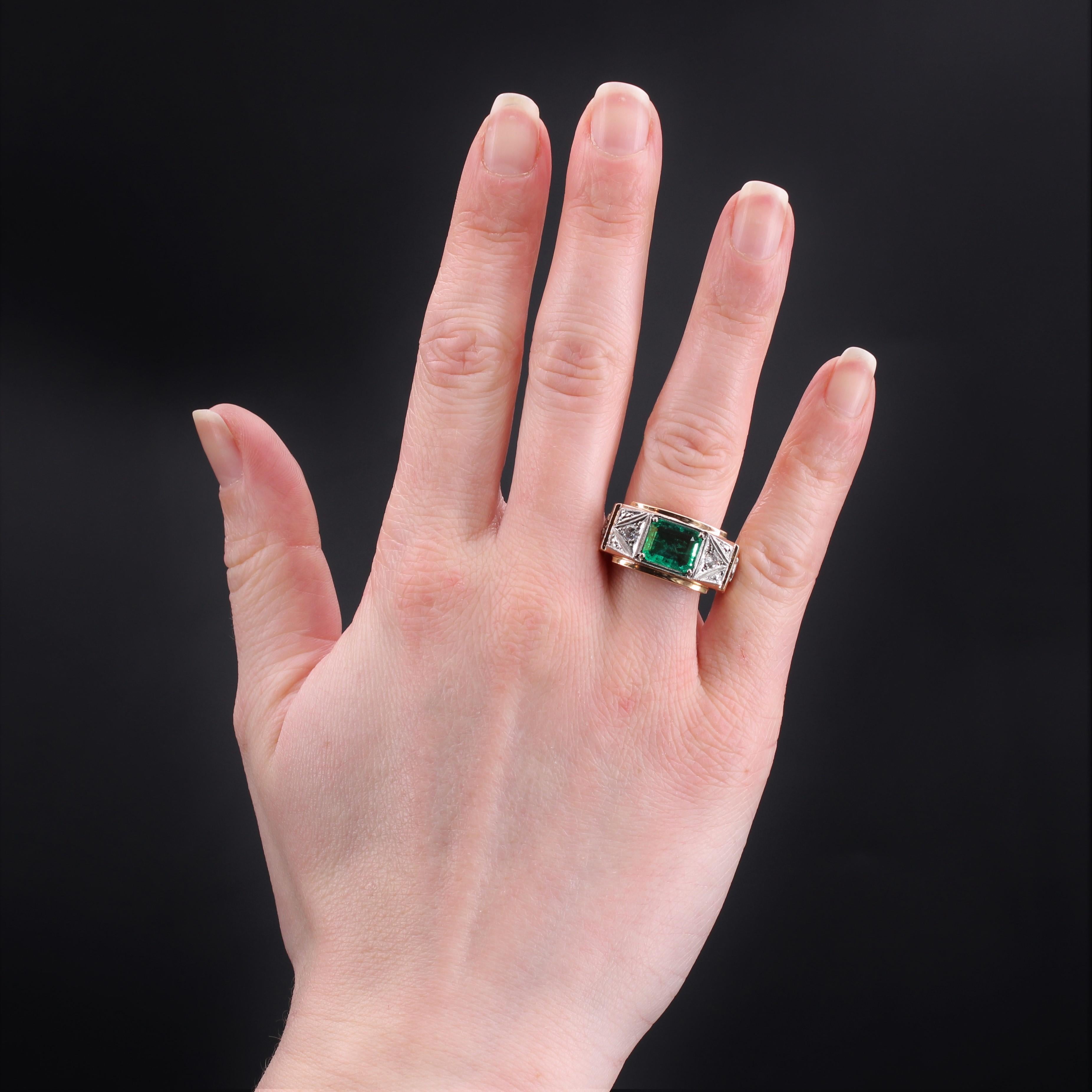 Ring in 18 karat rose gold, owl hallmark and platinum, mascaron hallmark.
Sublime ring with geometrical lines, it is set on its top with an emerald held in 4 claws shouldered on both sides of a chiseled arrowhead pattern set each with a modern