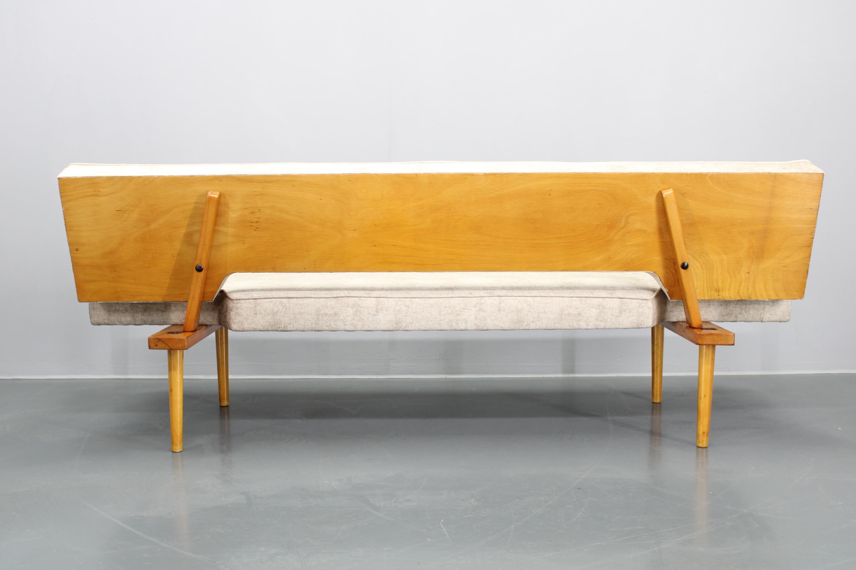Divano letto convertibile restaurato Miroslav Navratil del 1960, Cecoslovacchia in vendita 6