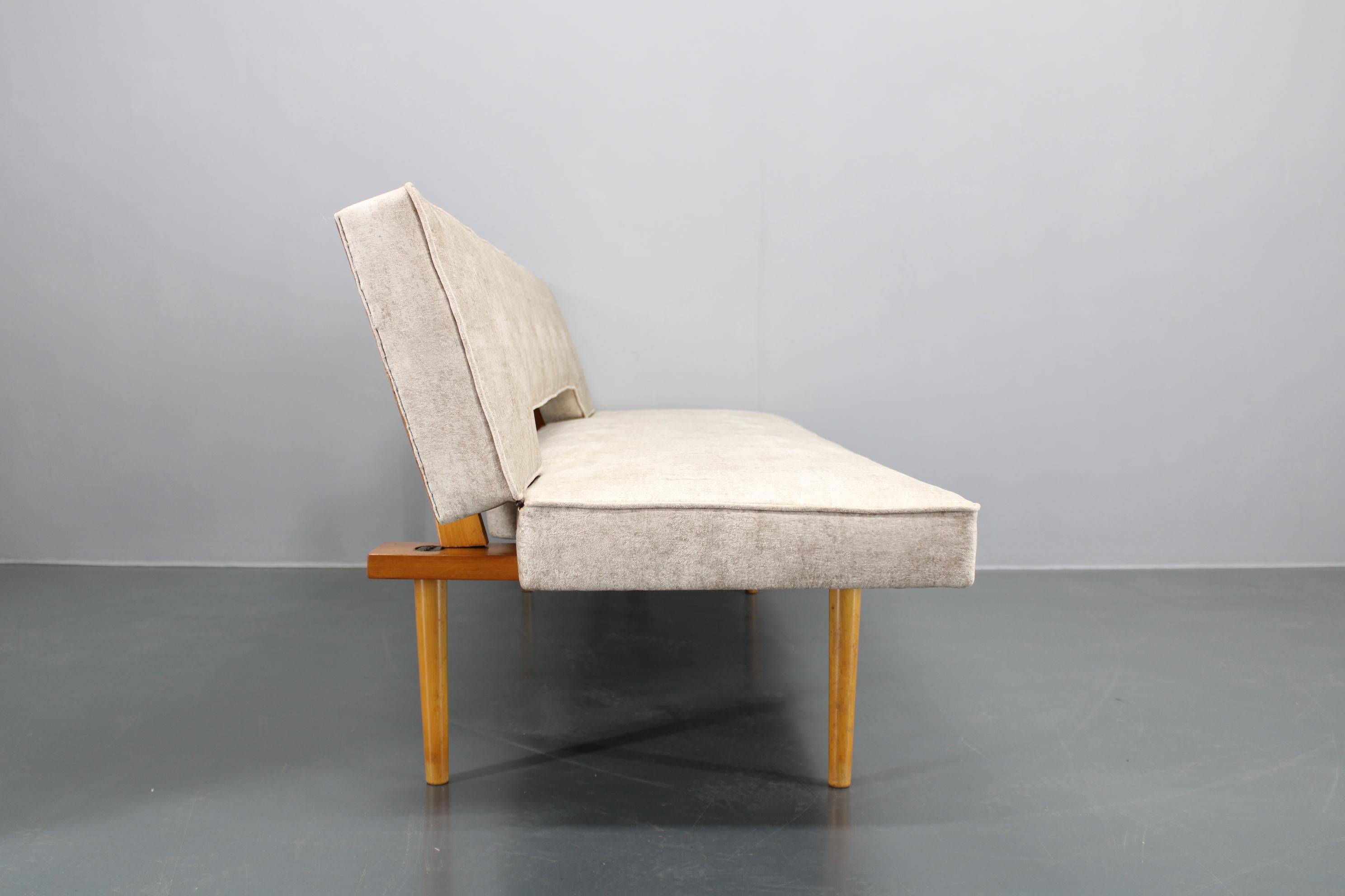 Divano letto convertibile restaurato Miroslav Navratil del 1960, Cecoslovacchia in vendita 7