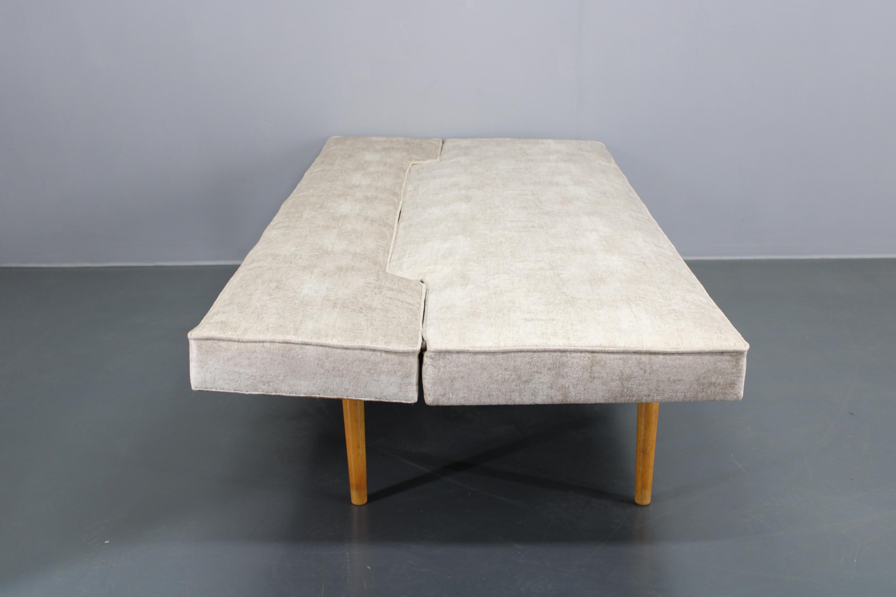 Divano letto convertibile restaurato Miroslav Navratil del 1960, Cecoslovacchia in vendita 8