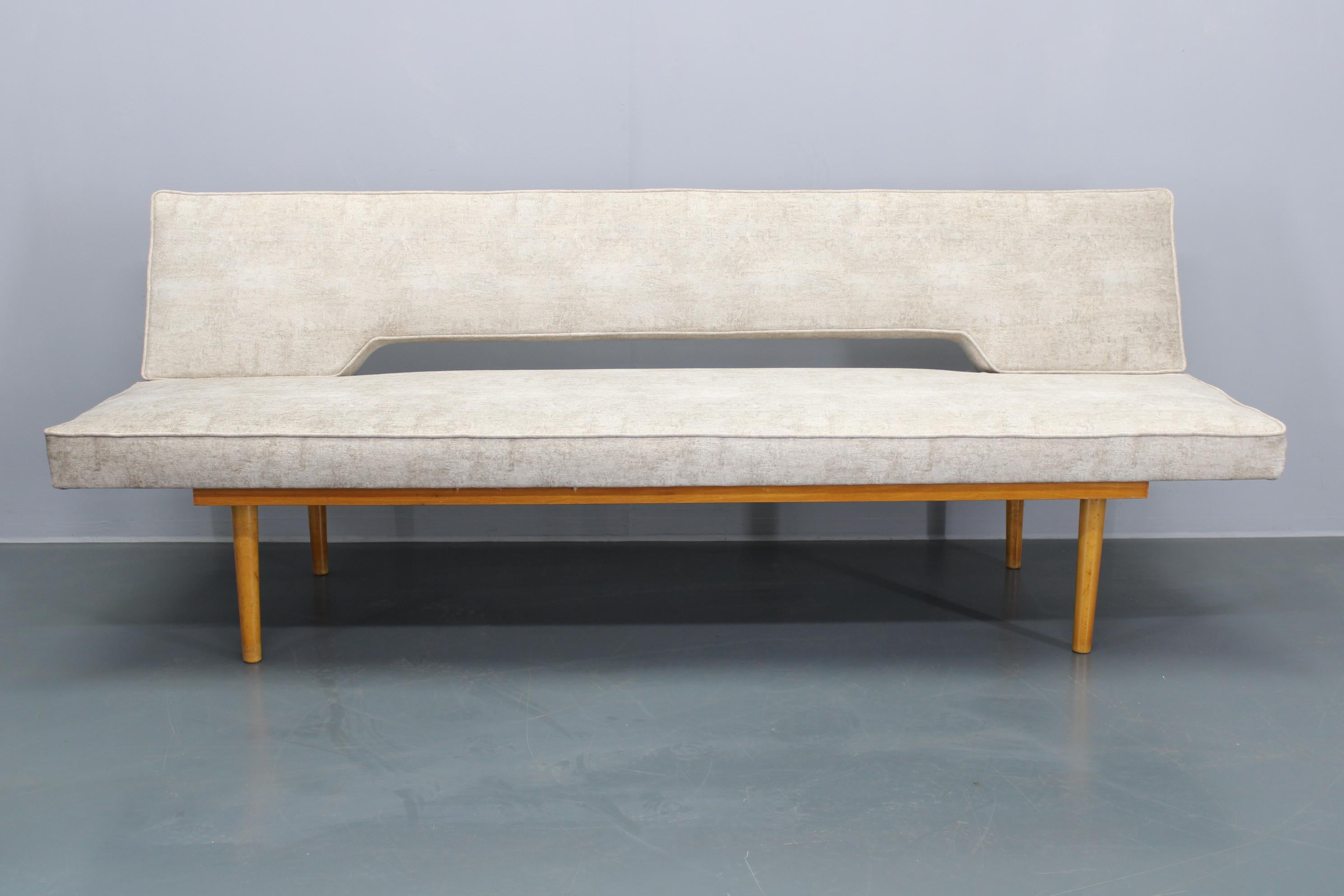 - Accuratamente rimesso a nuovo 
- Rivestito di recente 
- Dimensioni della zona notte: 196cm x 88cm  
- altezza del sedile 43 cm
