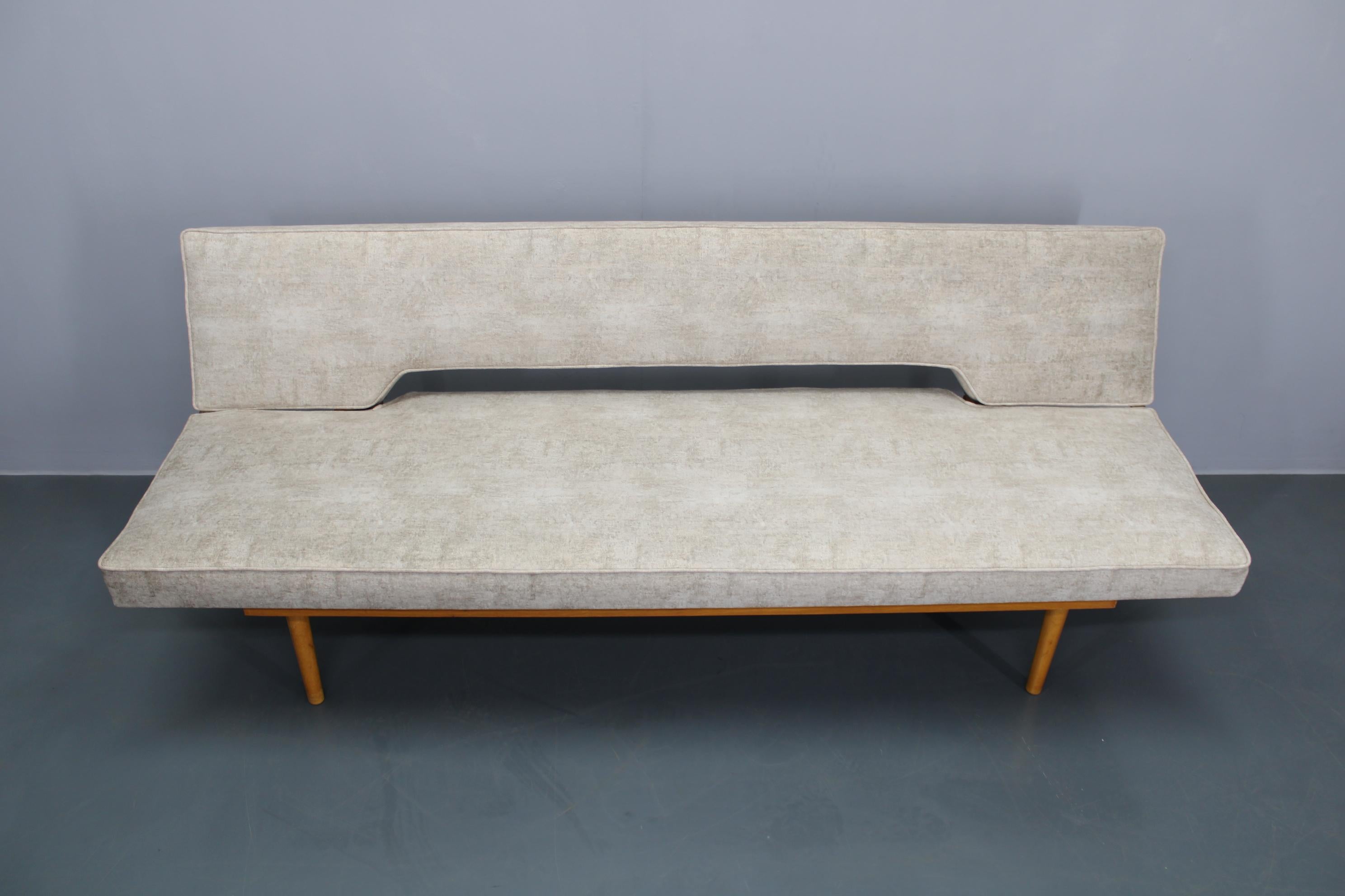 Mid-Century moderno Divano letto convertibile restaurato Miroslav Navratil del 1960, Cecoslovacchia in vendita