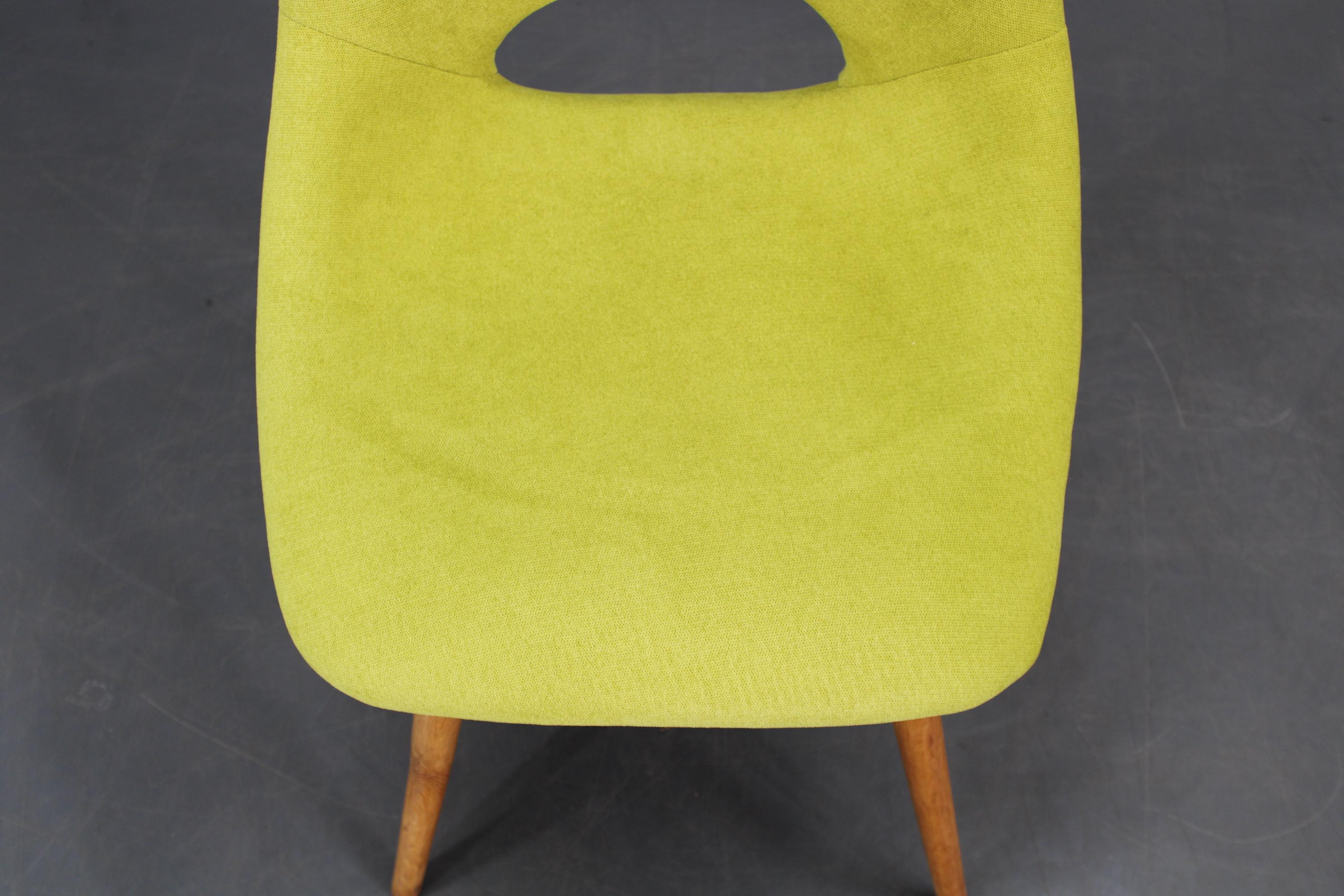 Milieu du XXe siècle Chaises d'appoint en fibre de verre à coquille, Miroslav Navratil, Tchécoslovaquie, années 1960 en vente