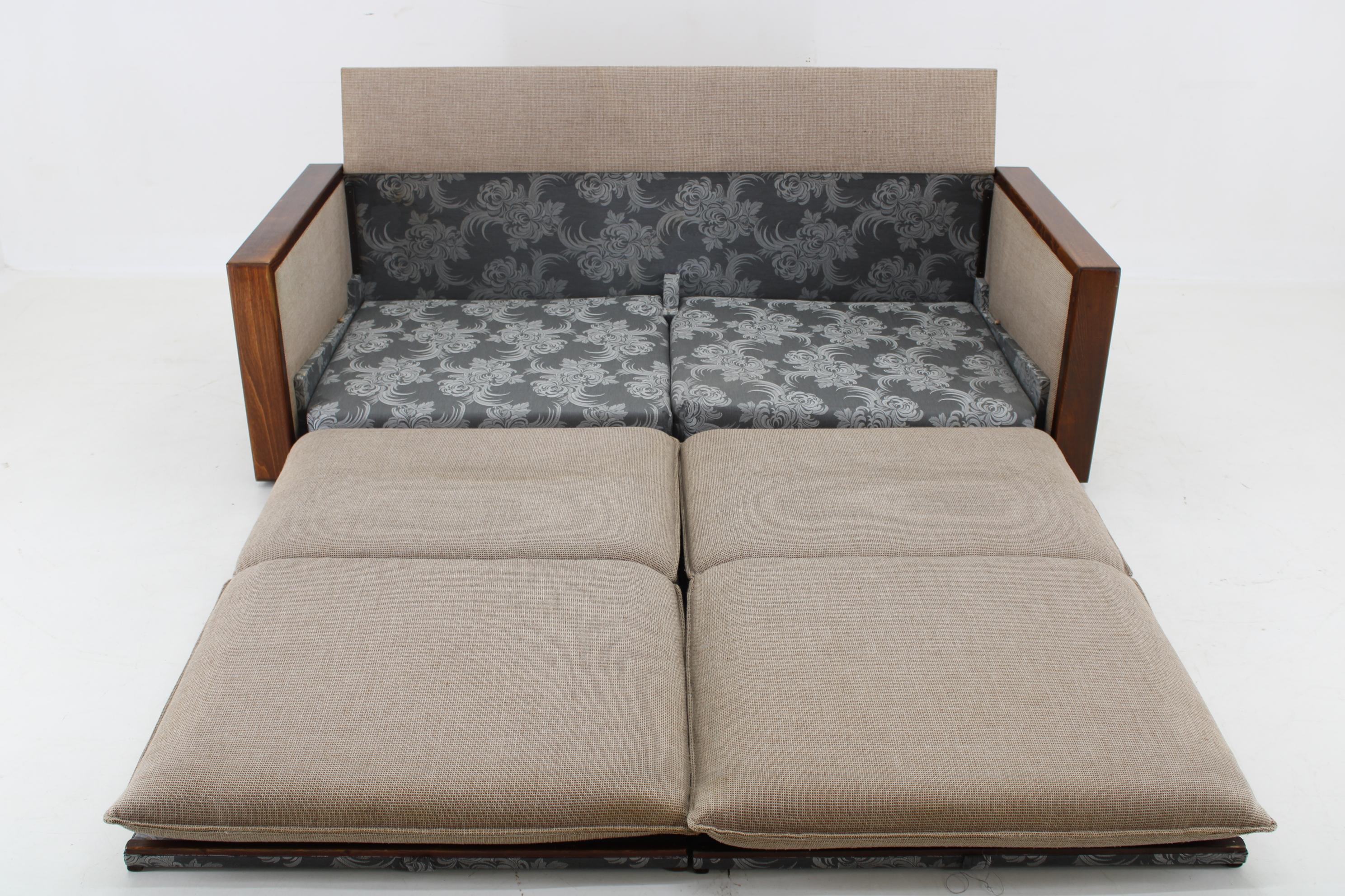 1960er Jahre Miroslav Navrátil Faltbares Schlafsofa, Tschechoslowakei im Zustand „Gut“ im Angebot in Praha, CZ