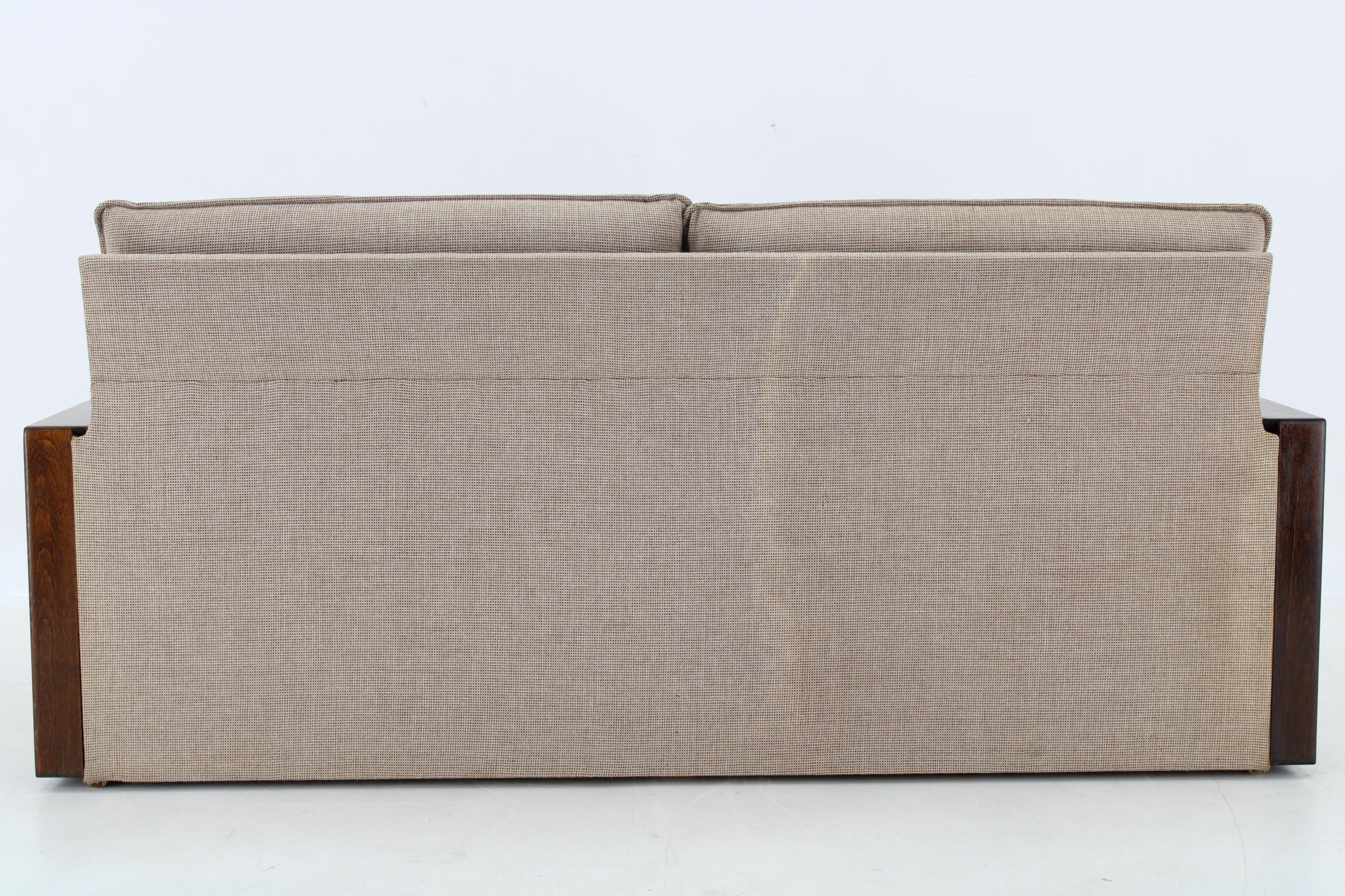 1960er Jahre Miroslav Navrátil Faltbares Schlafsofa, Tschechoslowakei (Stoff) im Angebot