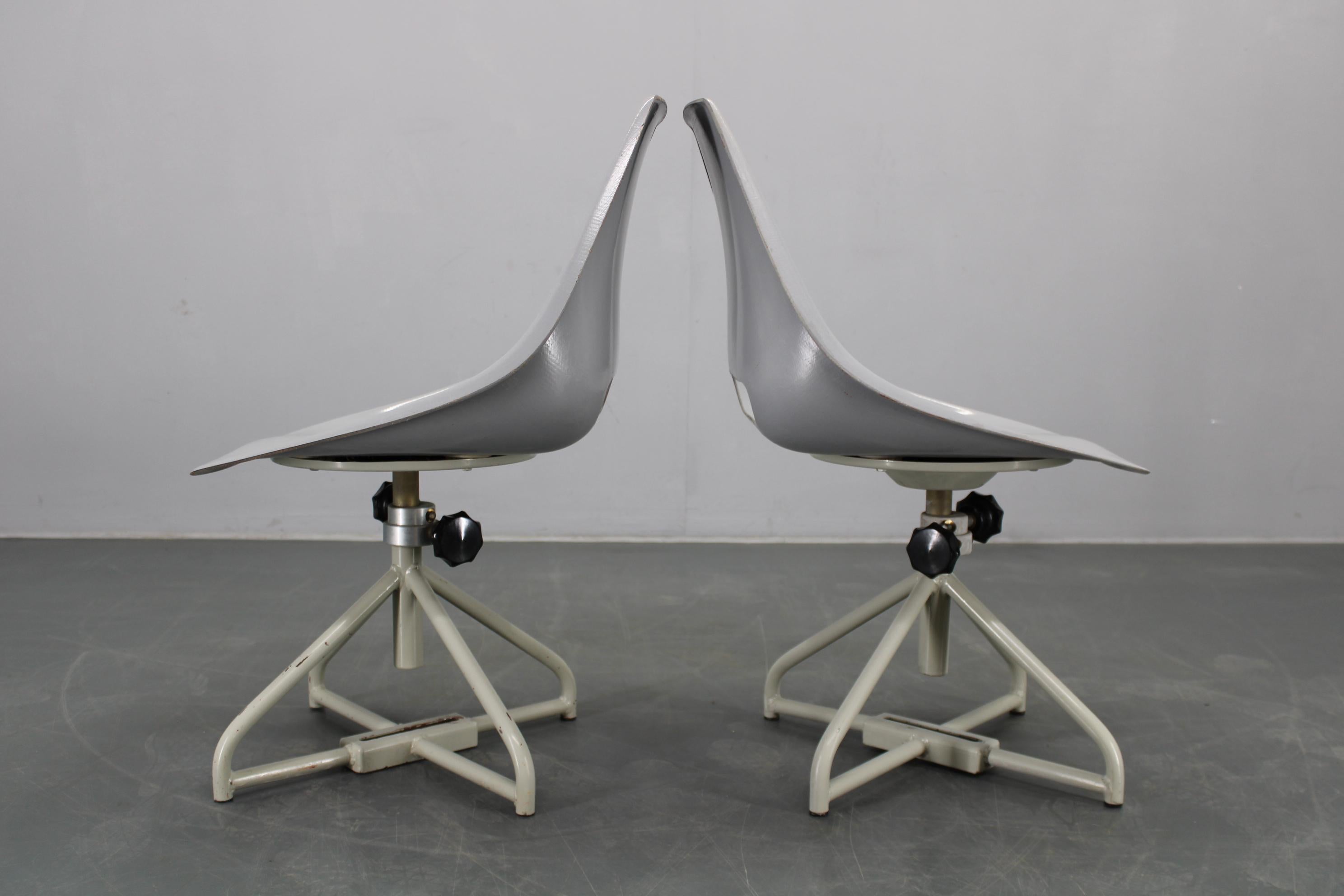 1960 Miroslav Navratil Pareja de sillas de fibra de vidrio para Vertex, Checoslovaquia en venta 9