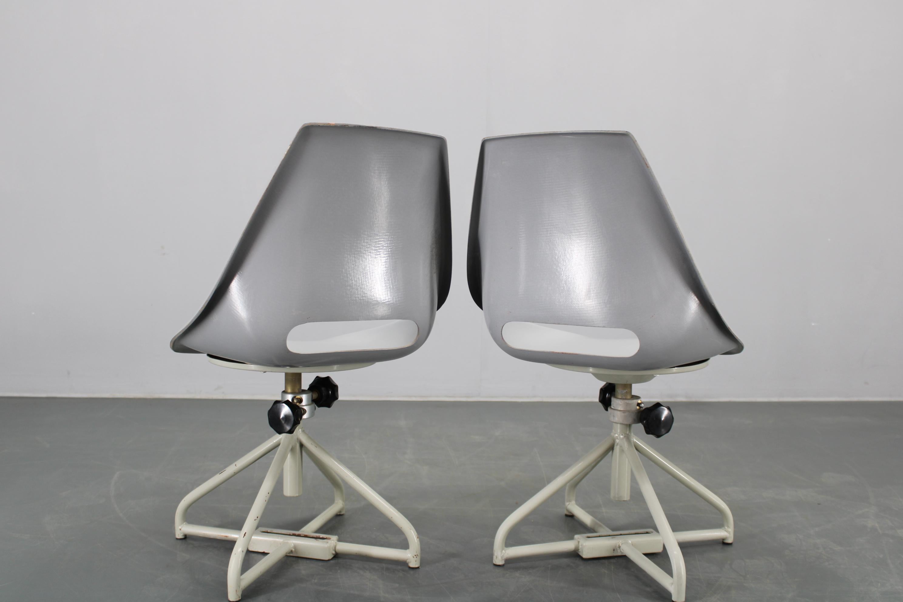 1960 Miroslav Navratil Pareja de sillas de fibra de vidrio para Vertex, Checoslovaquia en venta 10