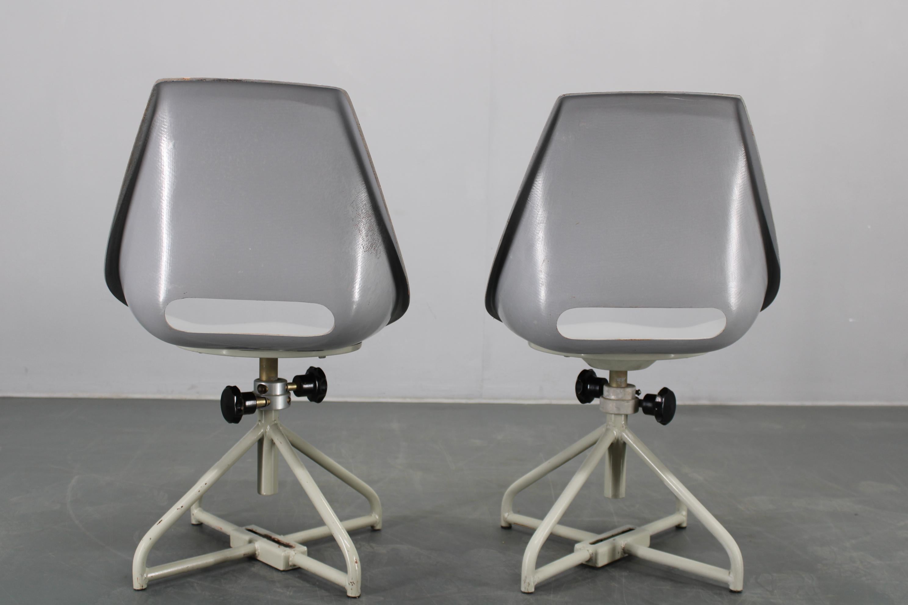 1960 Miroslav Navratil Pareja de sillas de fibra de vidrio para Vertex, Checoslovaquia en venta 11