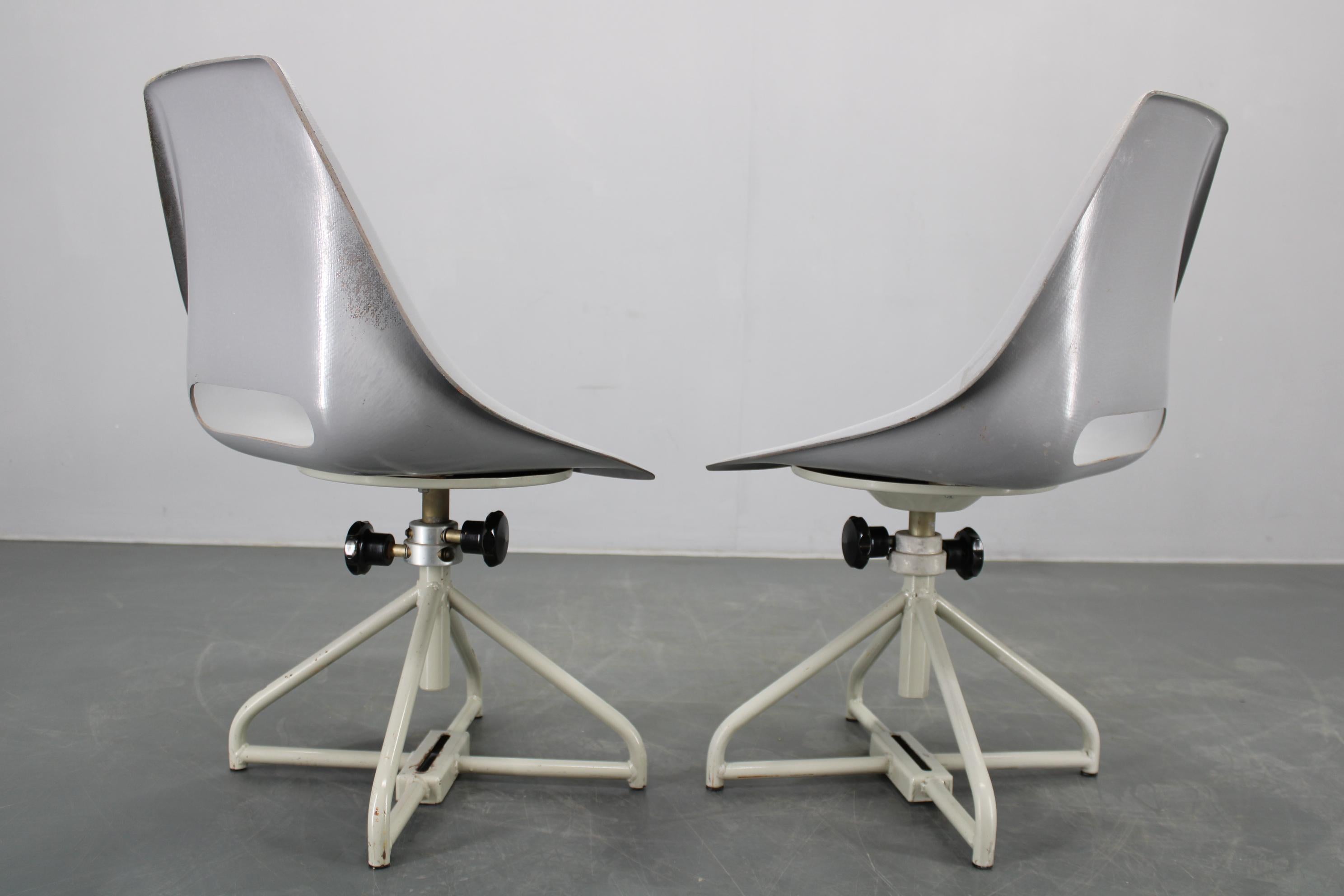 1960 Miroslav Navratil Pareja de sillas de fibra de vidrio para Vertex, Checoslovaquia en venta 13