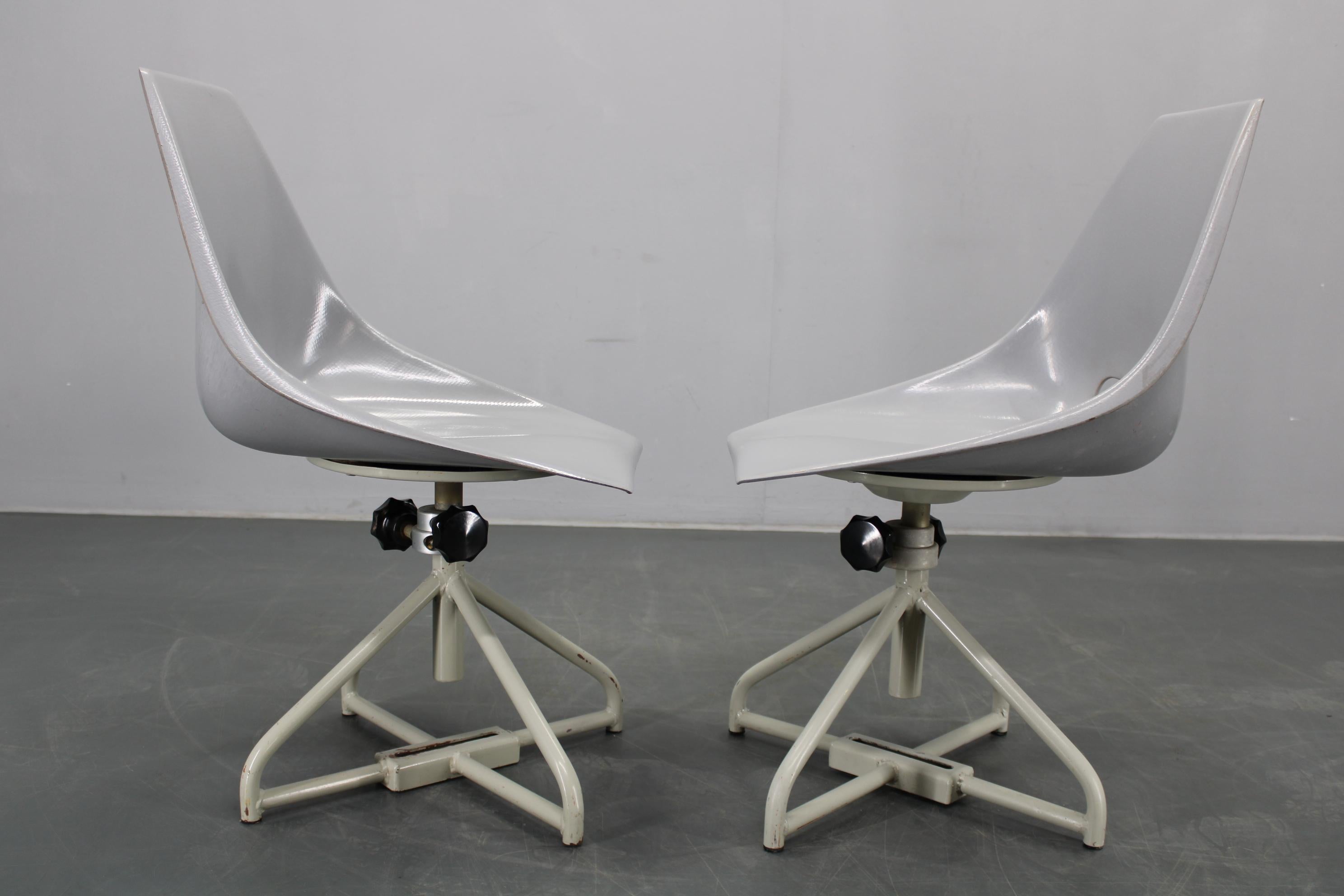 1960 Miroslav Navratil Pareja de sillas de fibra de vidrio para Vertex, Checoslovaquia en venta 14