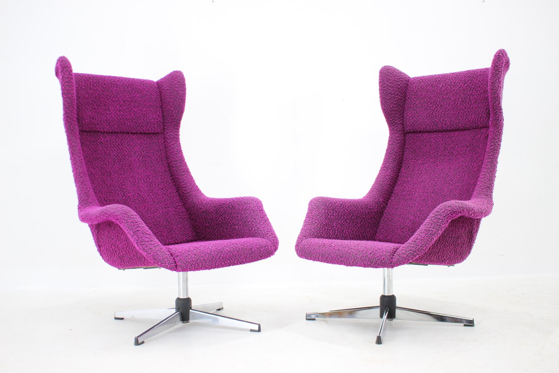 Mid-Century Modern 1960s Miroslav Navratil Pair of Swivel Wingback Lounge Chairs For Sale