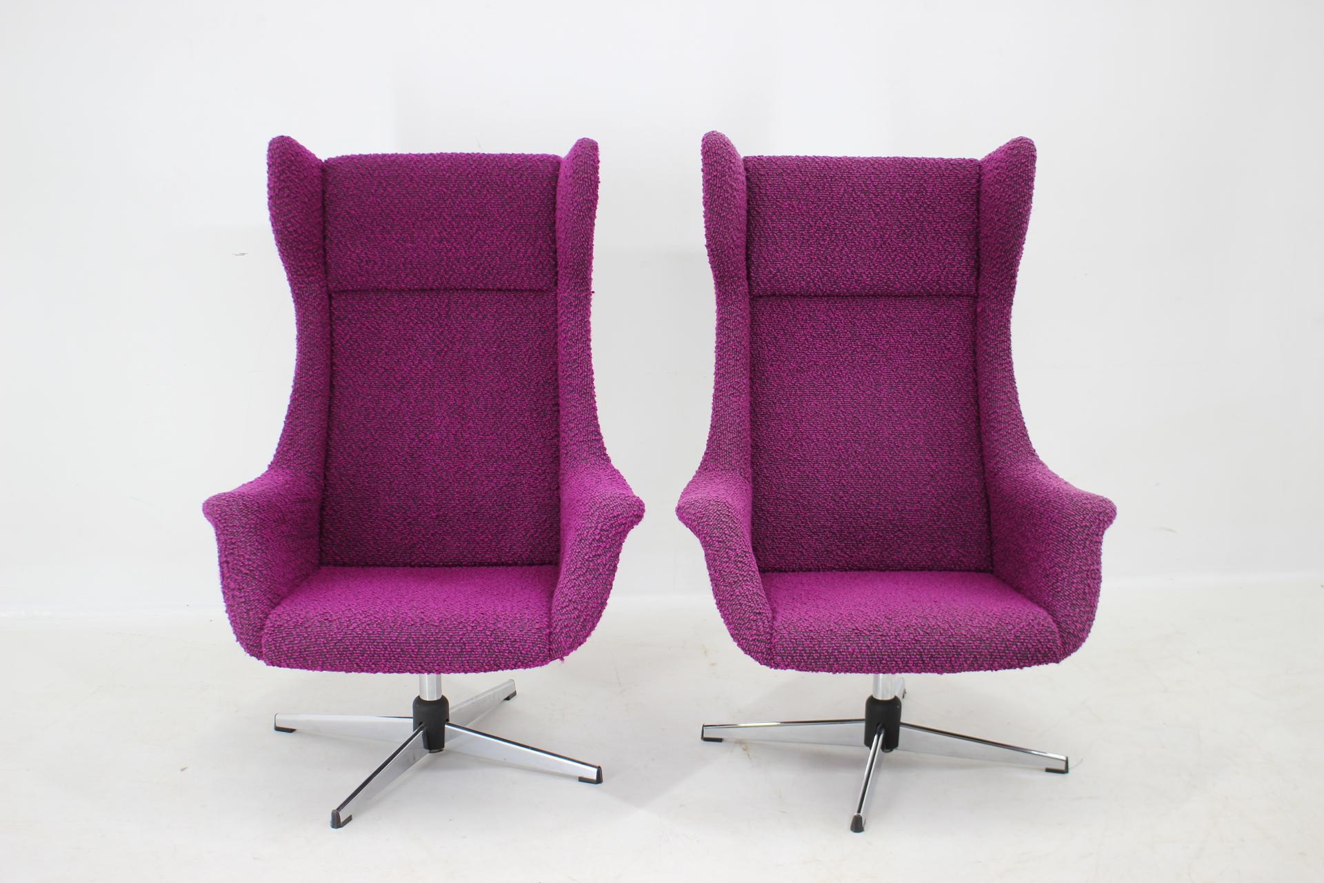 1960s Miroslav Navratil Pair of Swivel Wingback Lounge Chairs In Good Condition For Sale In Praha, CZ