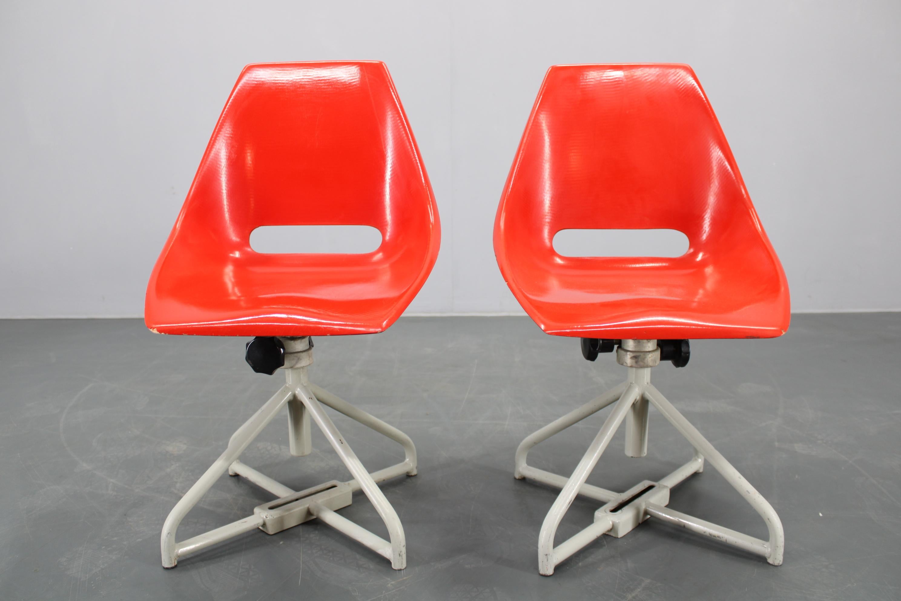 1960 Miroslav Navratil Conjunto de ocho sillas de fibra de vidrio para Vertex, Czechoslovaki en venta 11