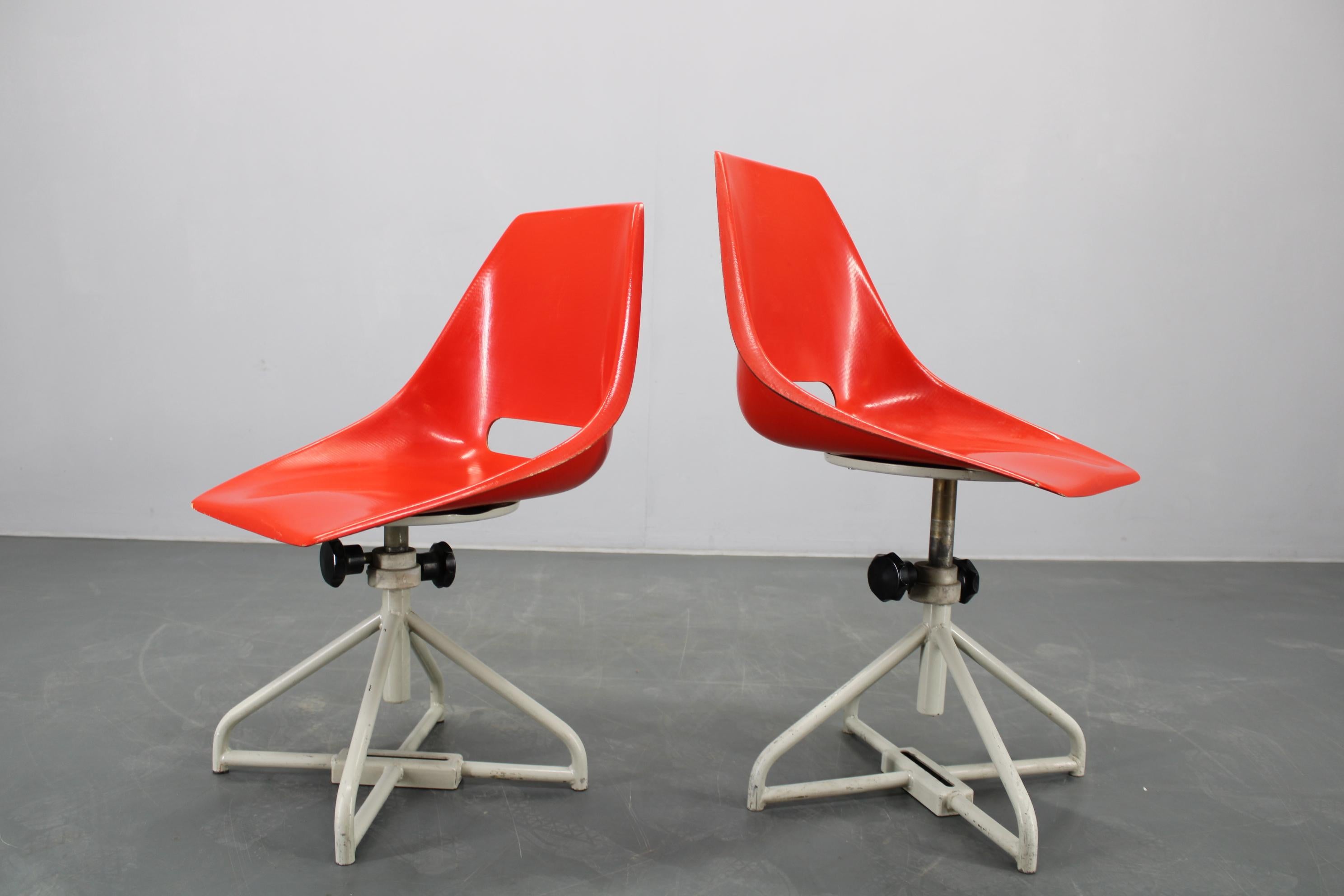 1960 Miroslav Navratil Conjunto de ocho sillas de fibra de vidrio para Vertex, Czechoslovaki en venta 13