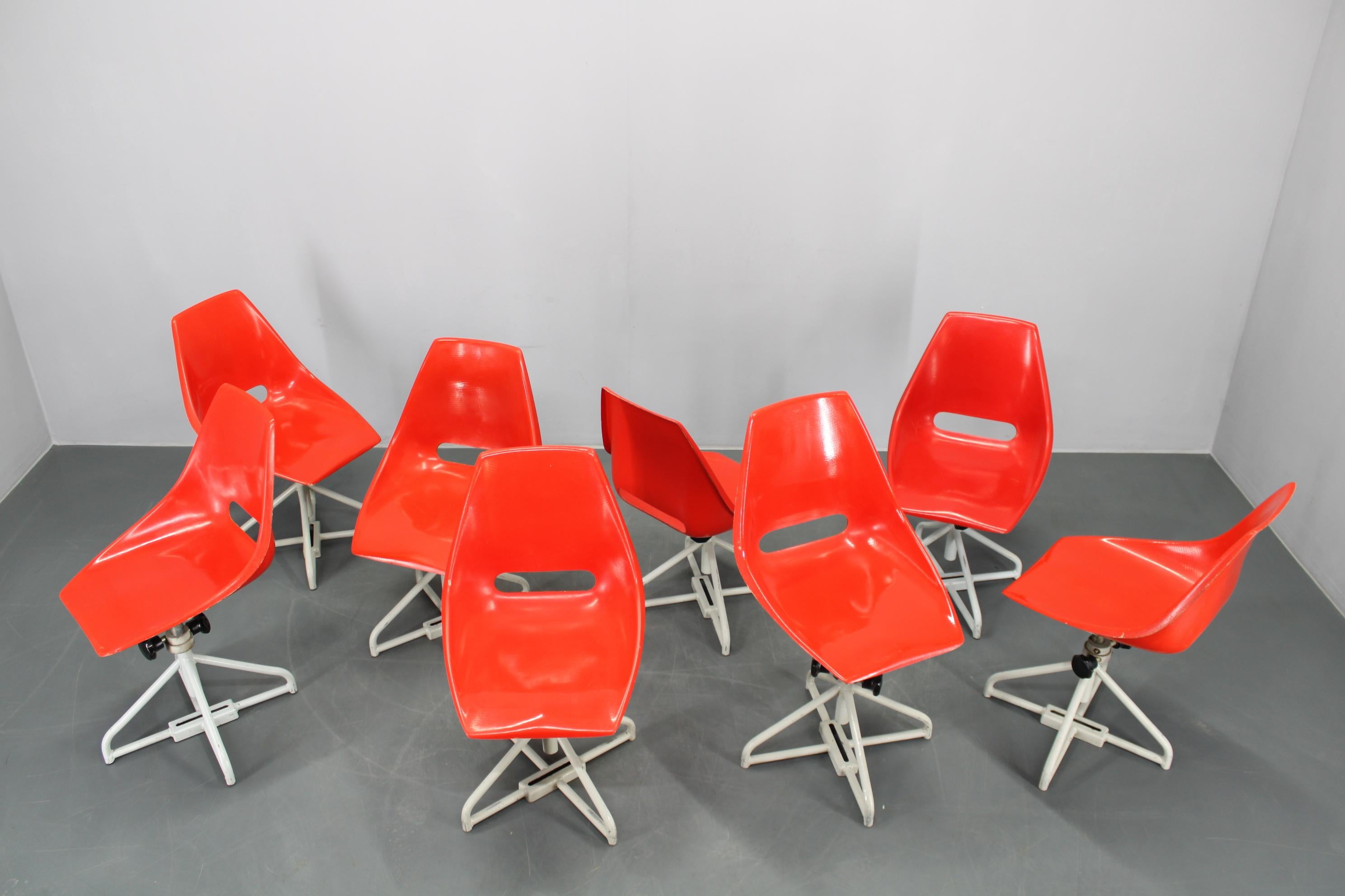 1960 Miroslav Navratil Conjunto de ocho sillas de fibra de vidrio para Vertex, Czechoslovaki Moderno de mediados de siglo en venta