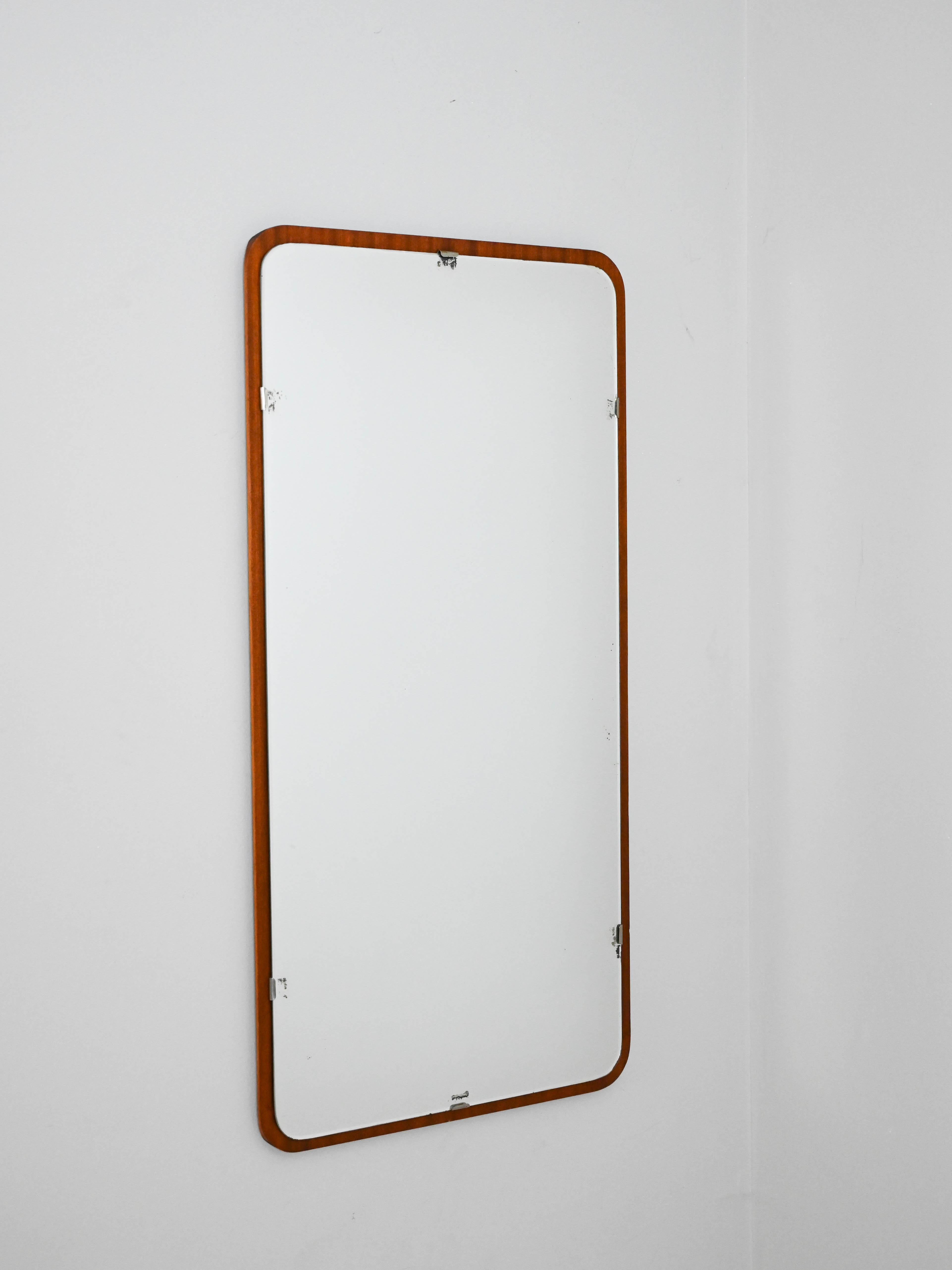 Swedish vintage mirror.

A mirror with a retro feel and typical midcentury style. The teak frame with rounded edges is thin and minimal.
Ideal if you want to give a vintage touch to the room.

Good condition. Mirror may show some signs of