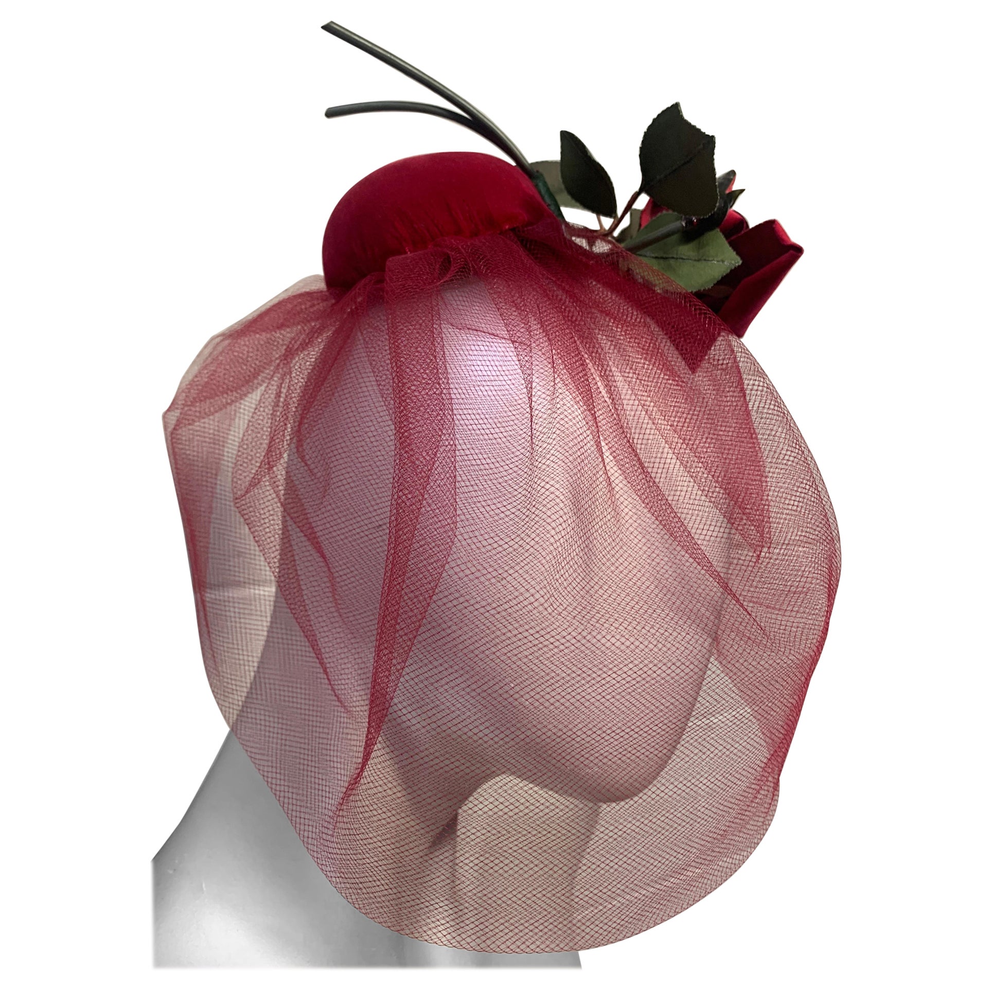 1960 Miss Sally Victor Sombrero pastillero de terciopelo fucsia con velo de tul