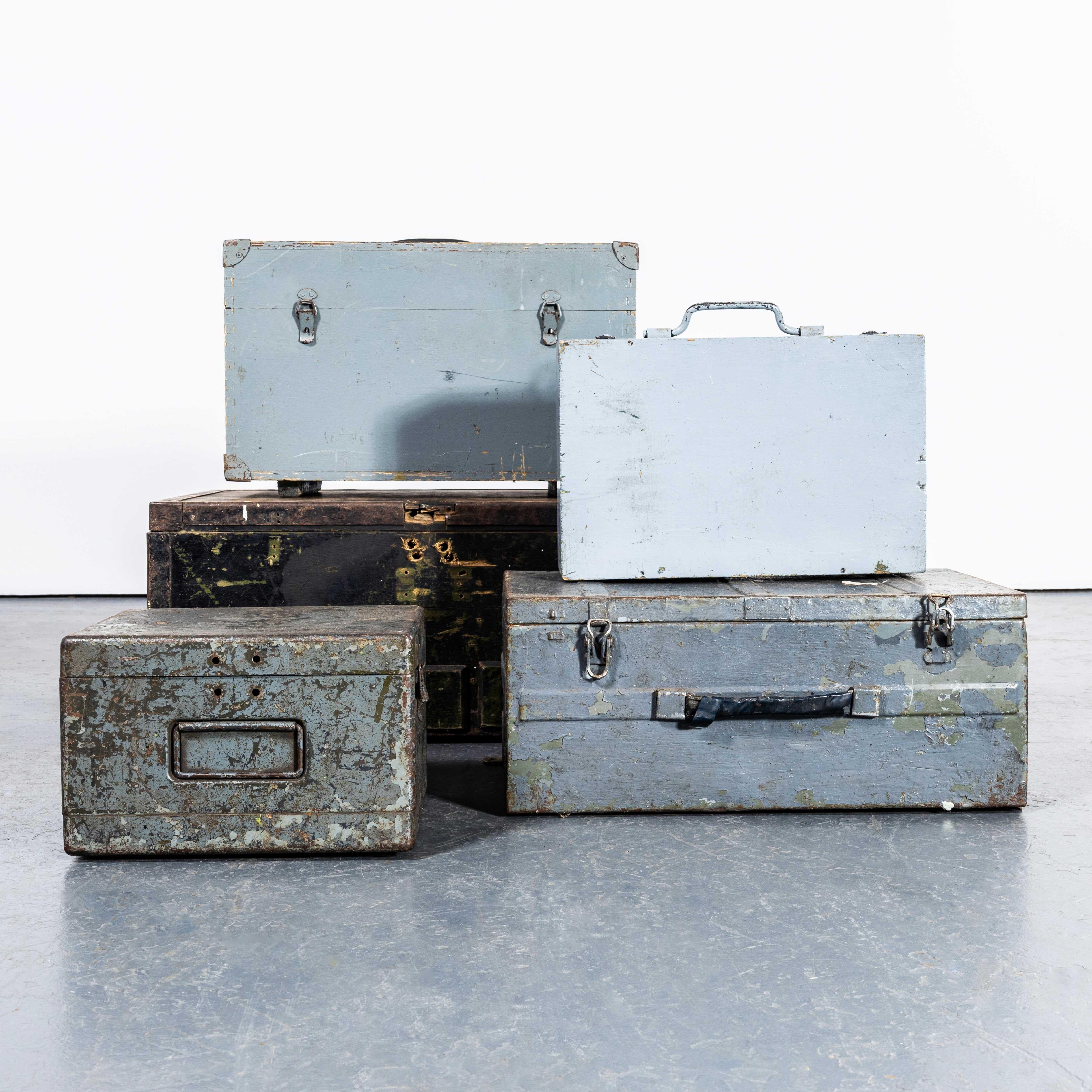 Cajas mixtas de equipamiento industrial de los años 60 - Juego de cinco cajas. 
Hemos comprado un buen volumen de estas estupendas cajas industriales y las hemos emparejado para venderlas en conjuntos. Útiles para todo tipo de almacenamiento,