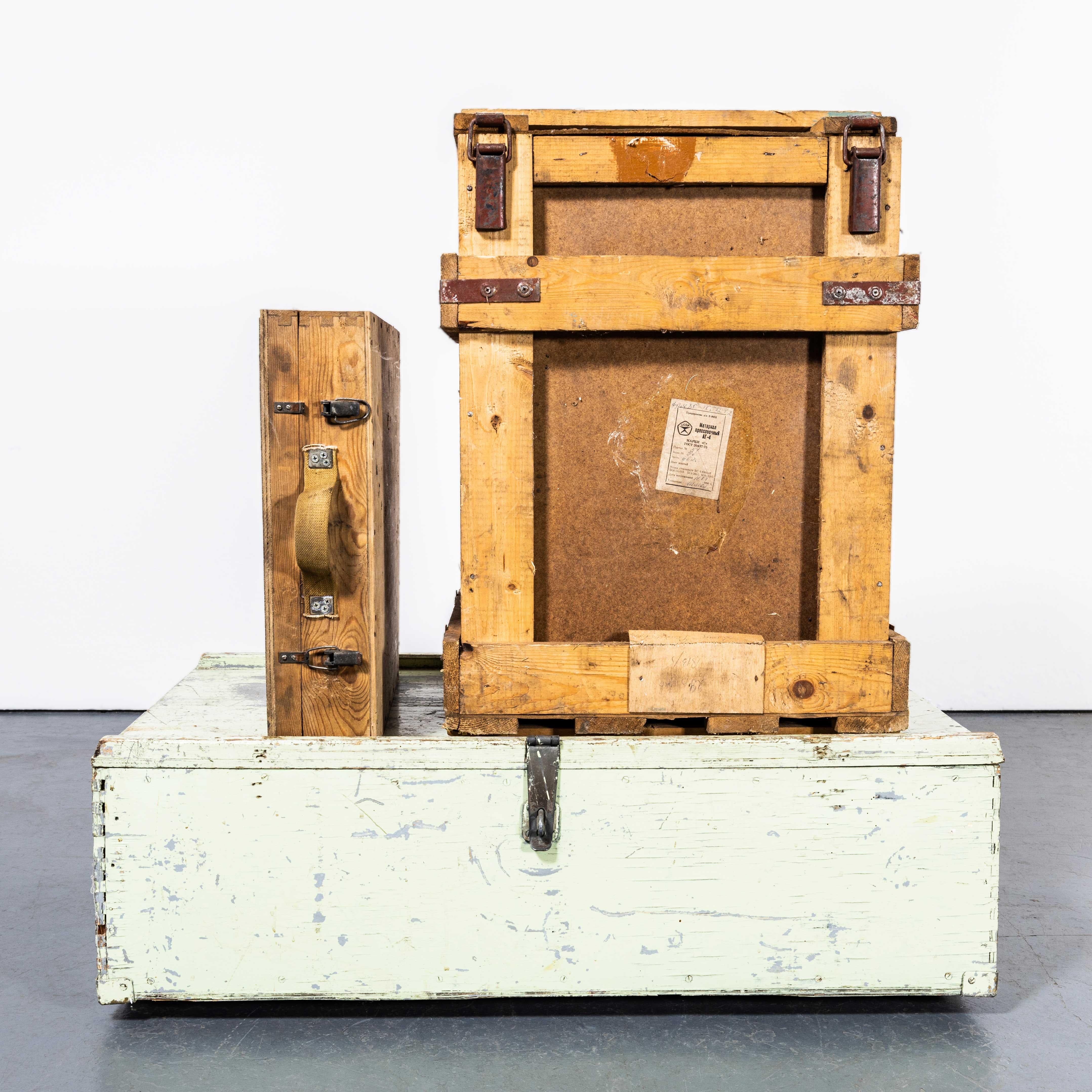 Cajas de equipos industriales mixtos de los años 60 - Juego de tres cajas. 
Hemos comprado un buen volumen de estas estupendas cajas industriales y las hemos emparejado para venderlas en conjuntos. Útiles para todo tipo de almacenamiento, exposición
