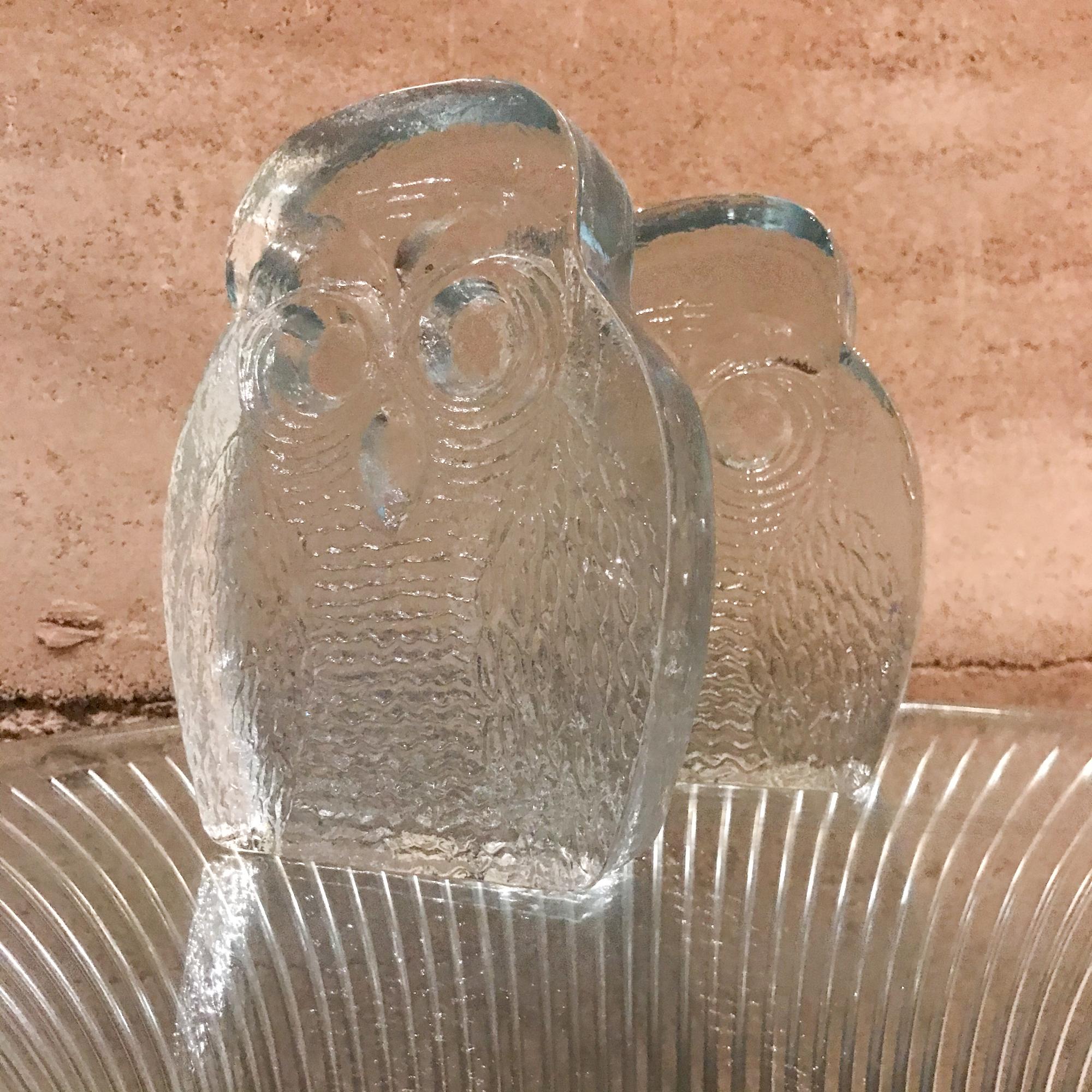 Bookends
Modern Handblown Glass OWL Bookends by BLENKO WV
Thick clear solid Glass bookends designed by Joel Myers for Blenko.
No label present.
Measures: 6.75 + .13 x 5.5 W x 1.75 D
Original Preowned Unrestored Good Vintage Condition.
Refer to