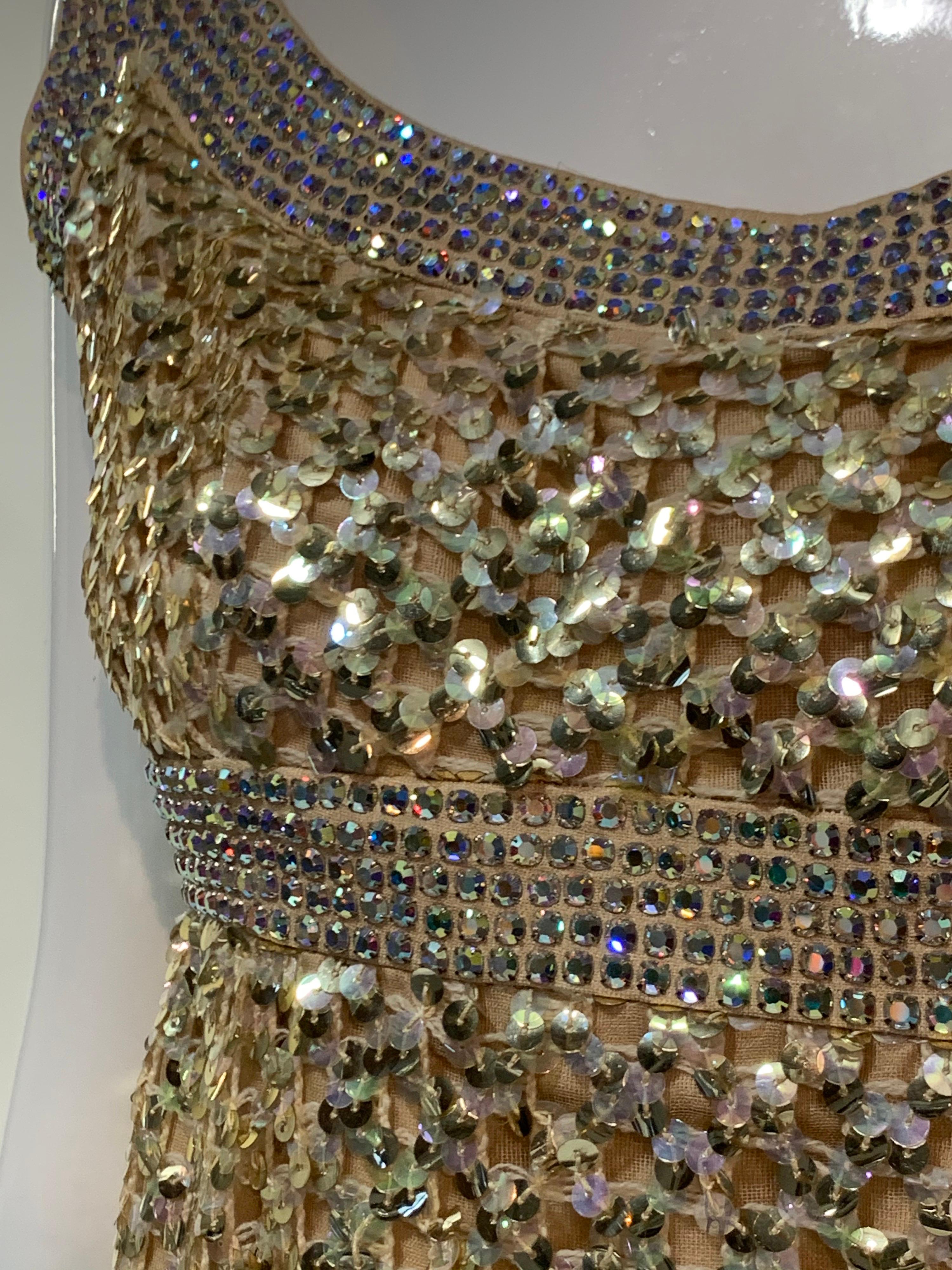 1960er Jahre Mod Empire Taille Kleid in Gold Pailletten Gitter und schillernden Strasssteinen im Angebot 12