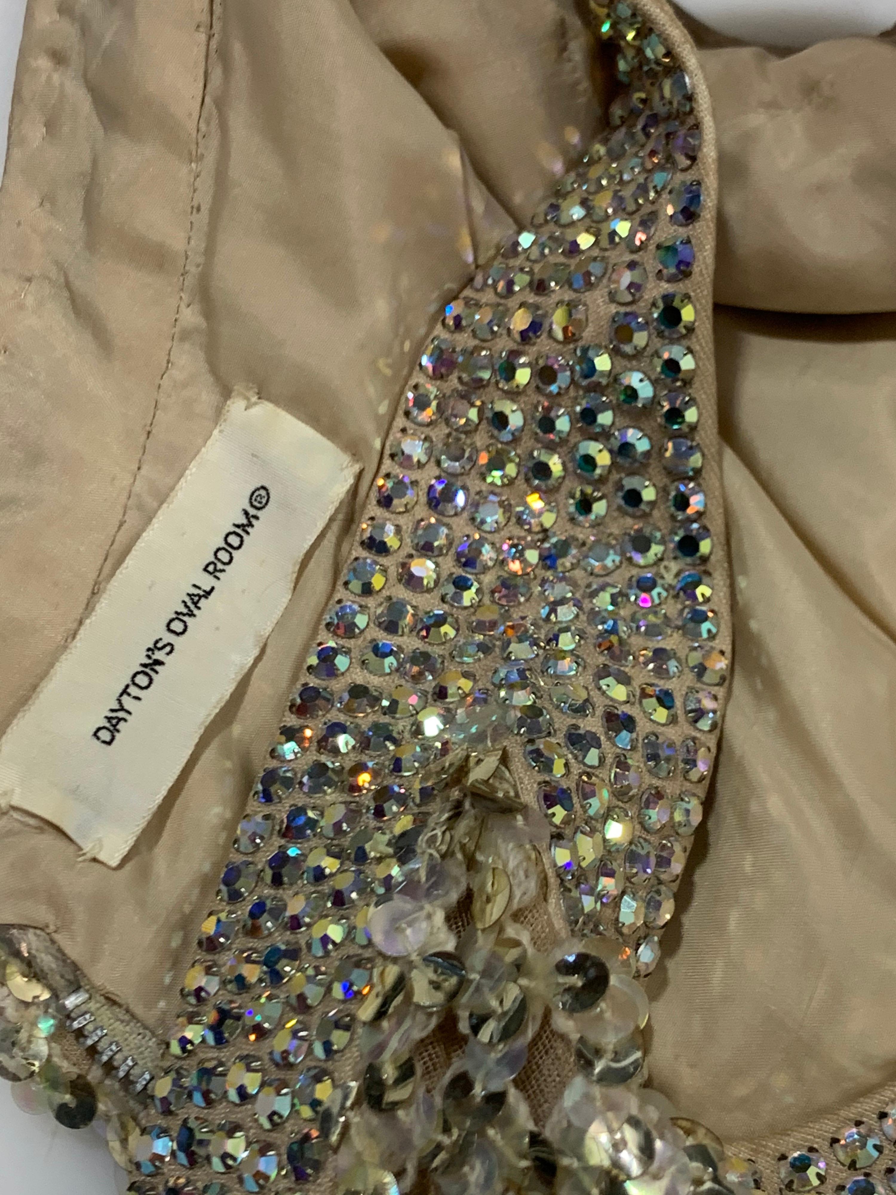 1960er Jahre Mod Empire Taille Kleid in Gold Pailletten Gitter und schillernden Strasssteinen im Angebot 13