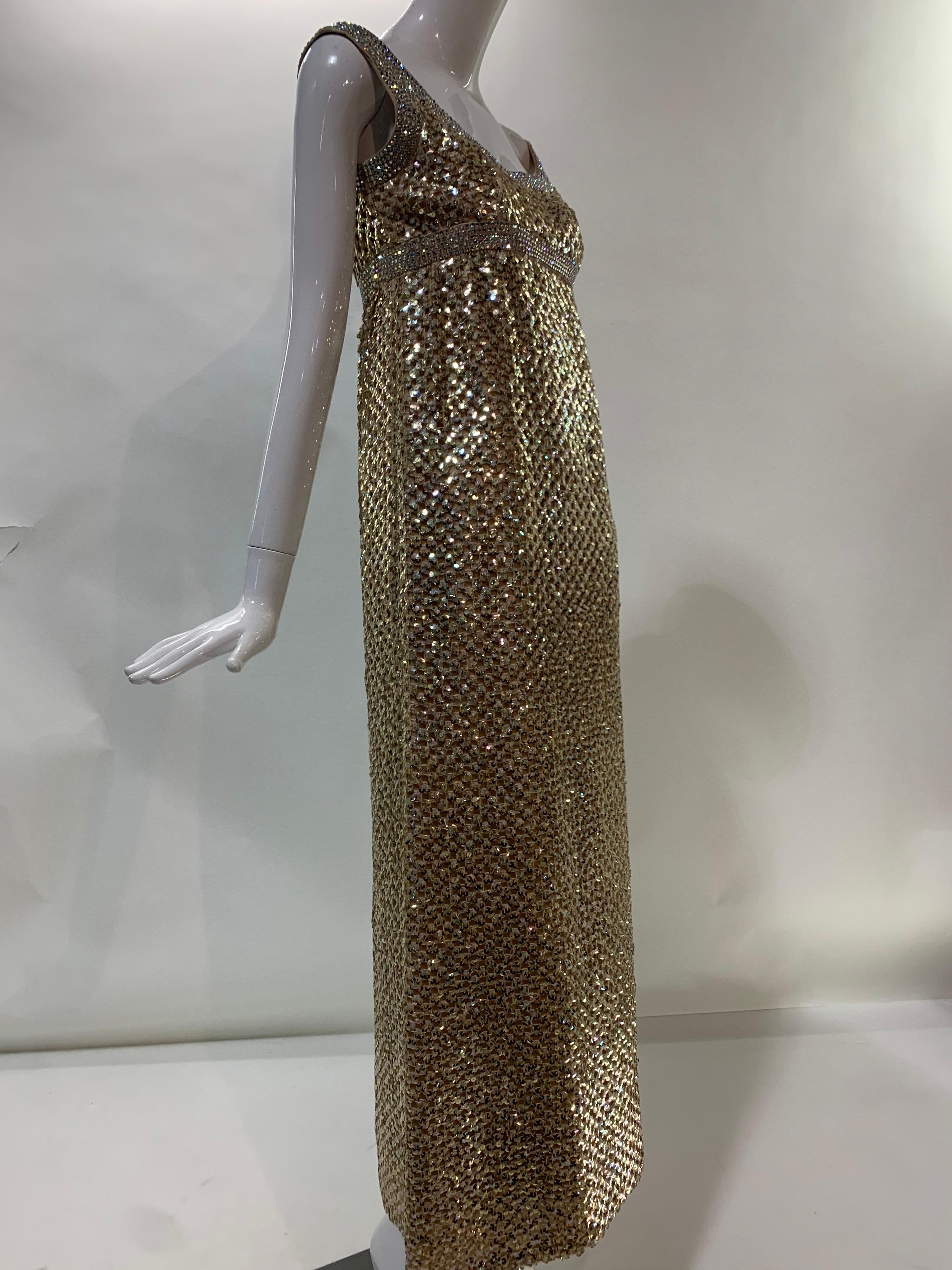 1960er Jahre Mod Gold Pailletten Gitter Kleid mit einem sehr hohen Empire-Taille und breite Bänder von schillernden prong-set Strasssteinen an der Taille und um den Ausschnitt. Vollständig gefüttert. Spektakulär!  Aus Daytons Oval Room.
