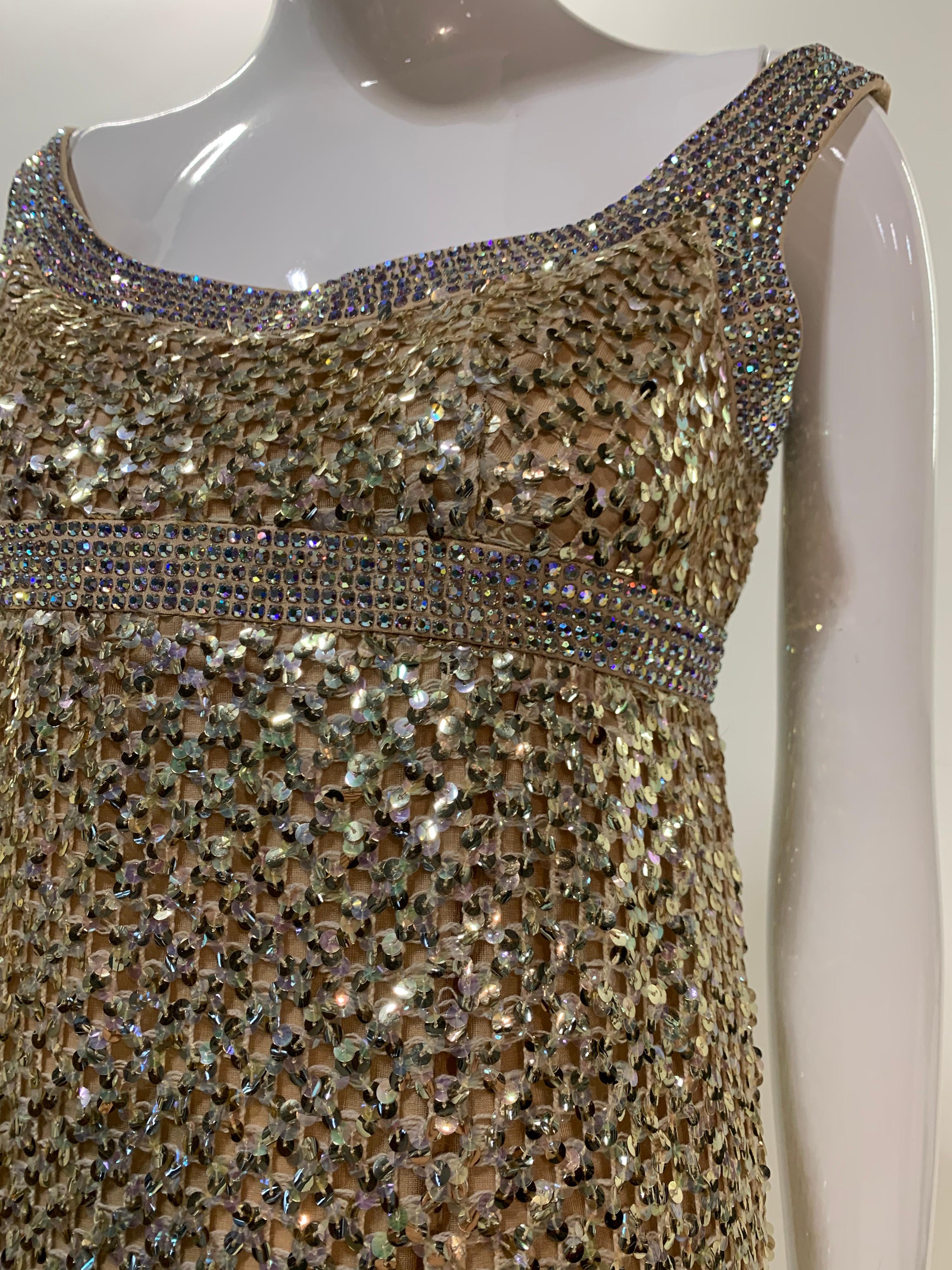 1960er Jahre Mod Empire Taille Kleid in Gold Pailletten Gitter und schillernden Strasssteinen im Zustand „Hervorragend“ im Angebot in Gresham, OR