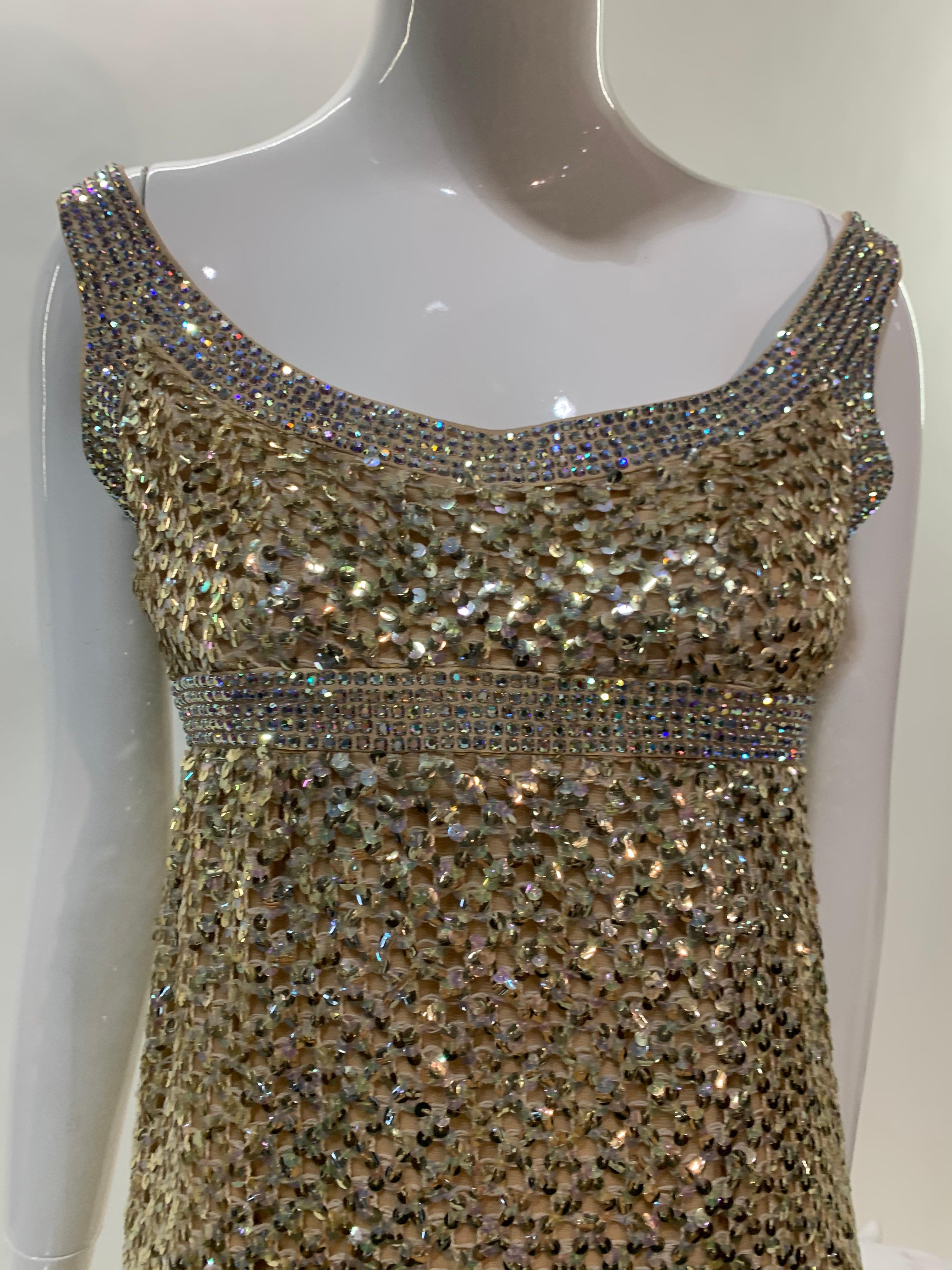1960er Jahre Mod Empire Taille Kleid in Gold Pailletten Gitter und schillernden Strasssteinen Damen im Angebot