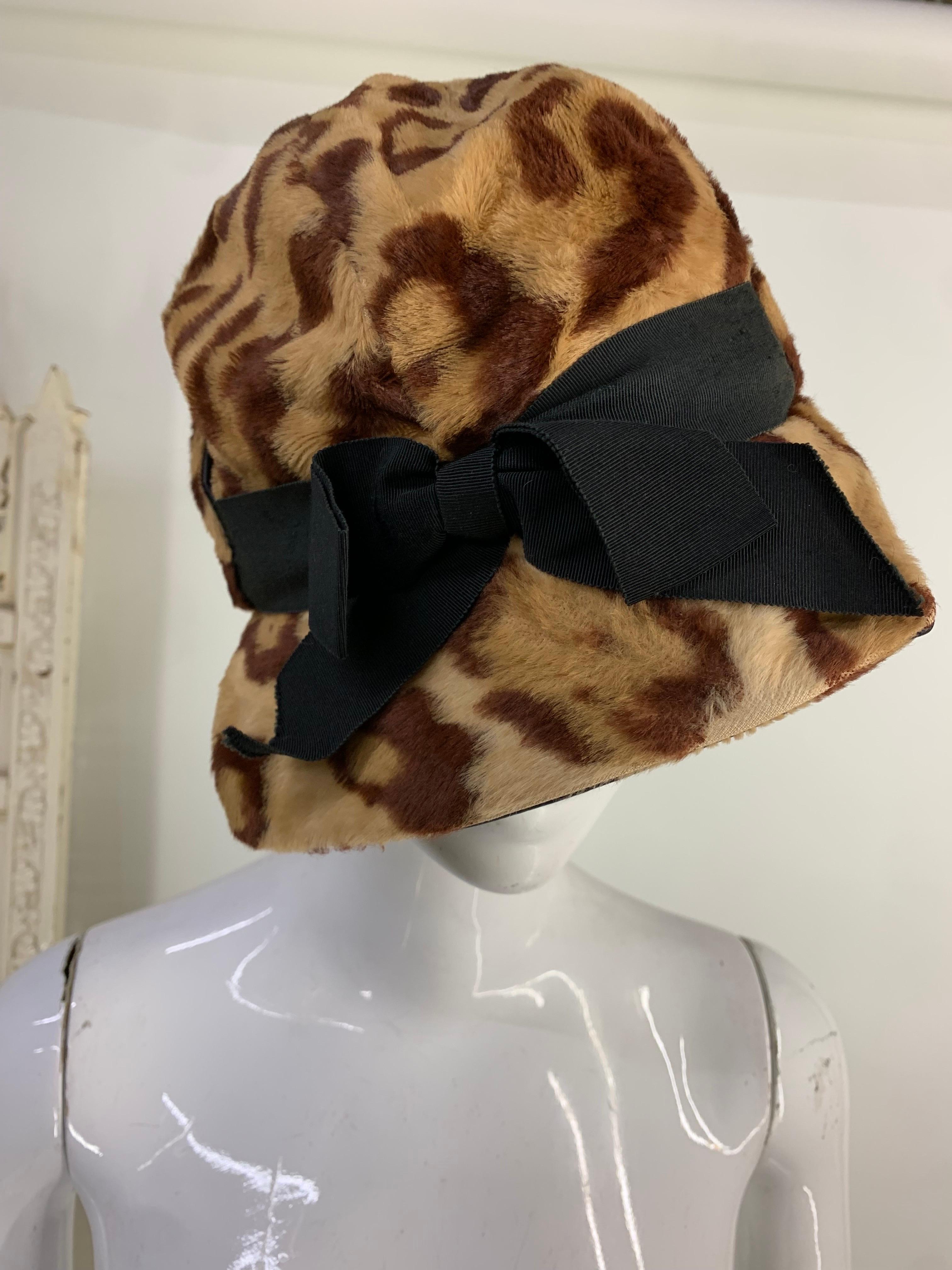 1960s Mod Faux Leopard Billed Cap with Grosgrain Bow & Vinyl Piping Trim In Excellent Condition For Sale In Gresham, OR