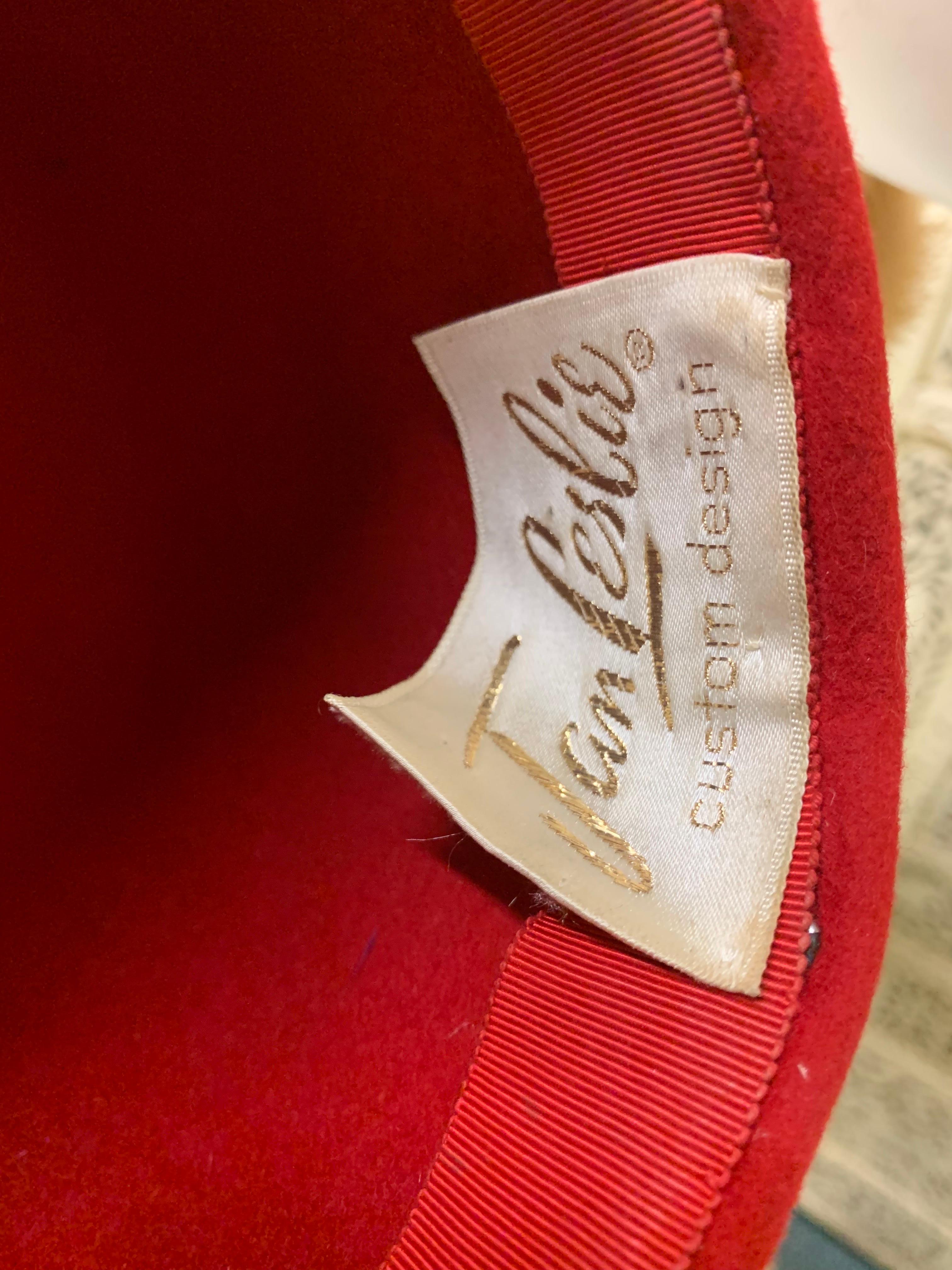 Jan Leslie haut chapeau en feutre rouge avec pompon en fourrure et écharpe en vison Chanel des années 1960 en vente 3