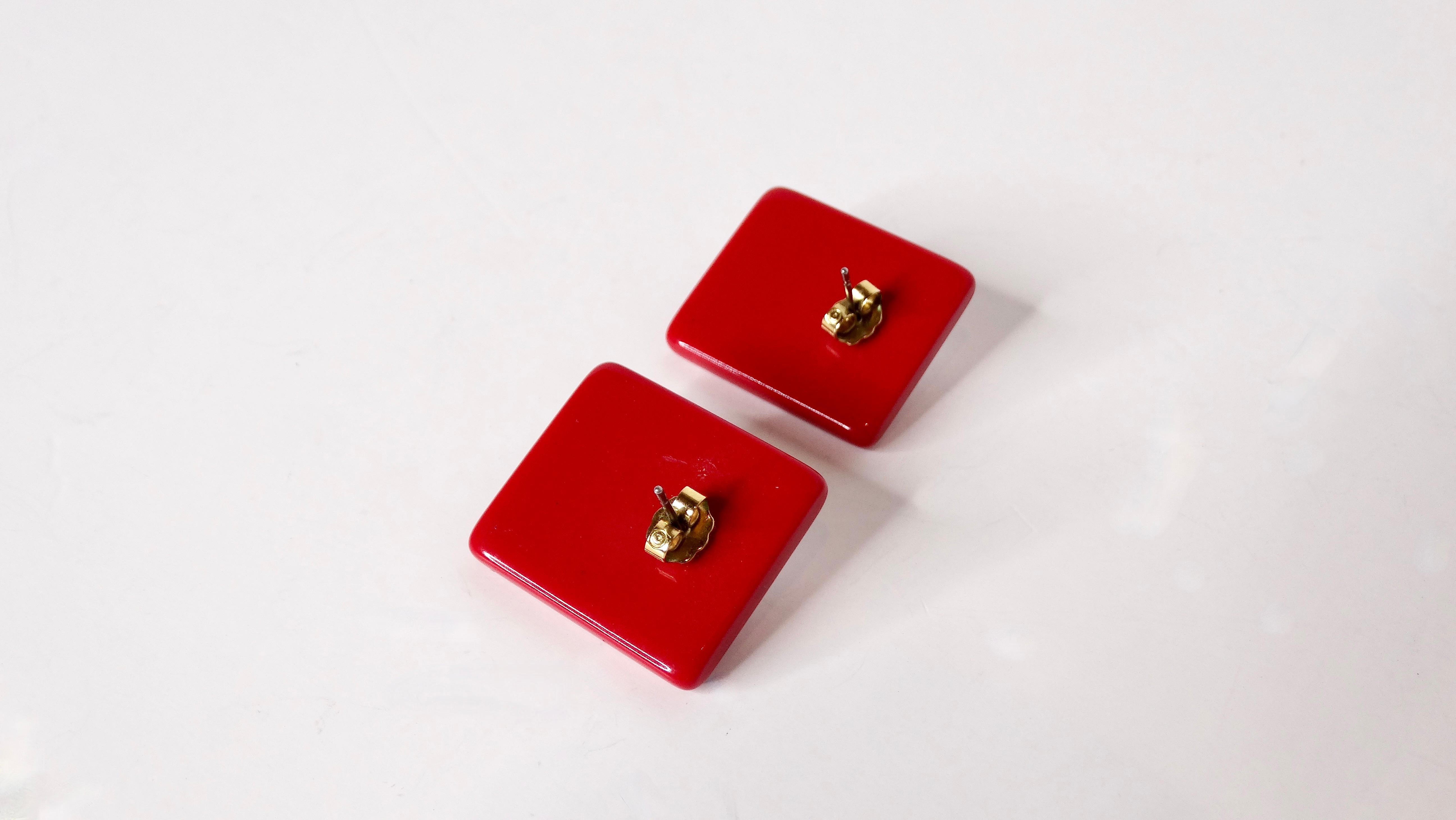 1960s Mod Red & White Geometric Contrast Earrings In Good Condition For Sale In Scottsdale, AZ