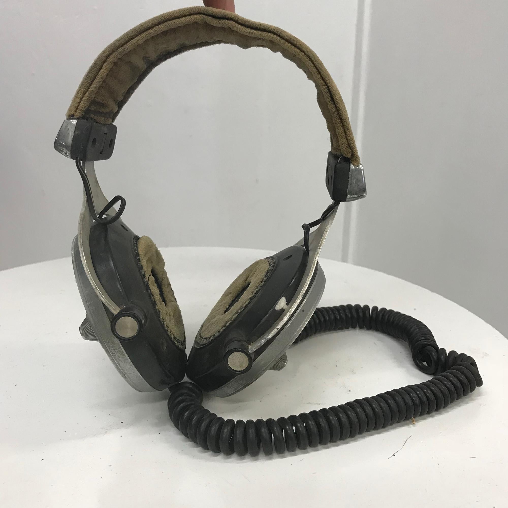 Japón auriculares MURA HV-300 control de separación estéreo Mid-Century Modern Vintage años 60 estilo cool y mod Laugh-In
 8 A x 3,75 A 4,5 F.
Estado original de época sin restaurar. 
Se conserva la etiqueta del fabricante.
Consulte las imágenes.