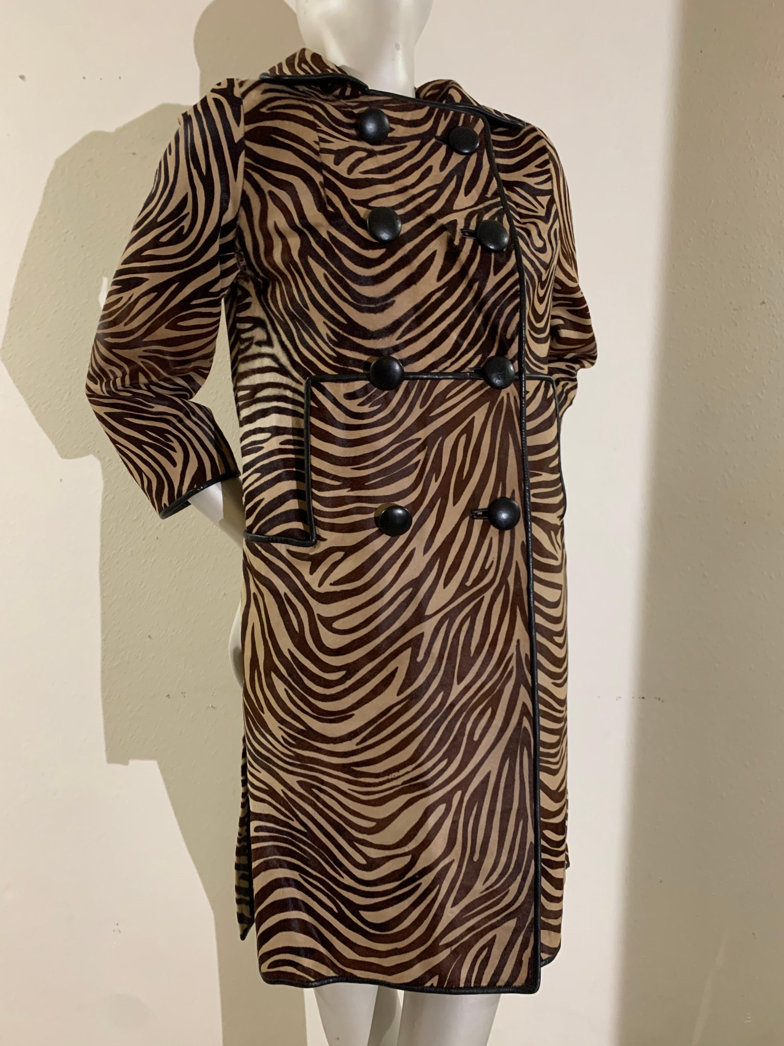 Cappotto doppiopetto in pelle di vitello tigrata e stencil degli anni '60 con tasche laterali:  Realizzato su misura con fodera in tessuto di seta, profili in pelle nera e bottoni in pelle. Maniche a 3/4 e tasche laterali a marsupio. Prese d'aria