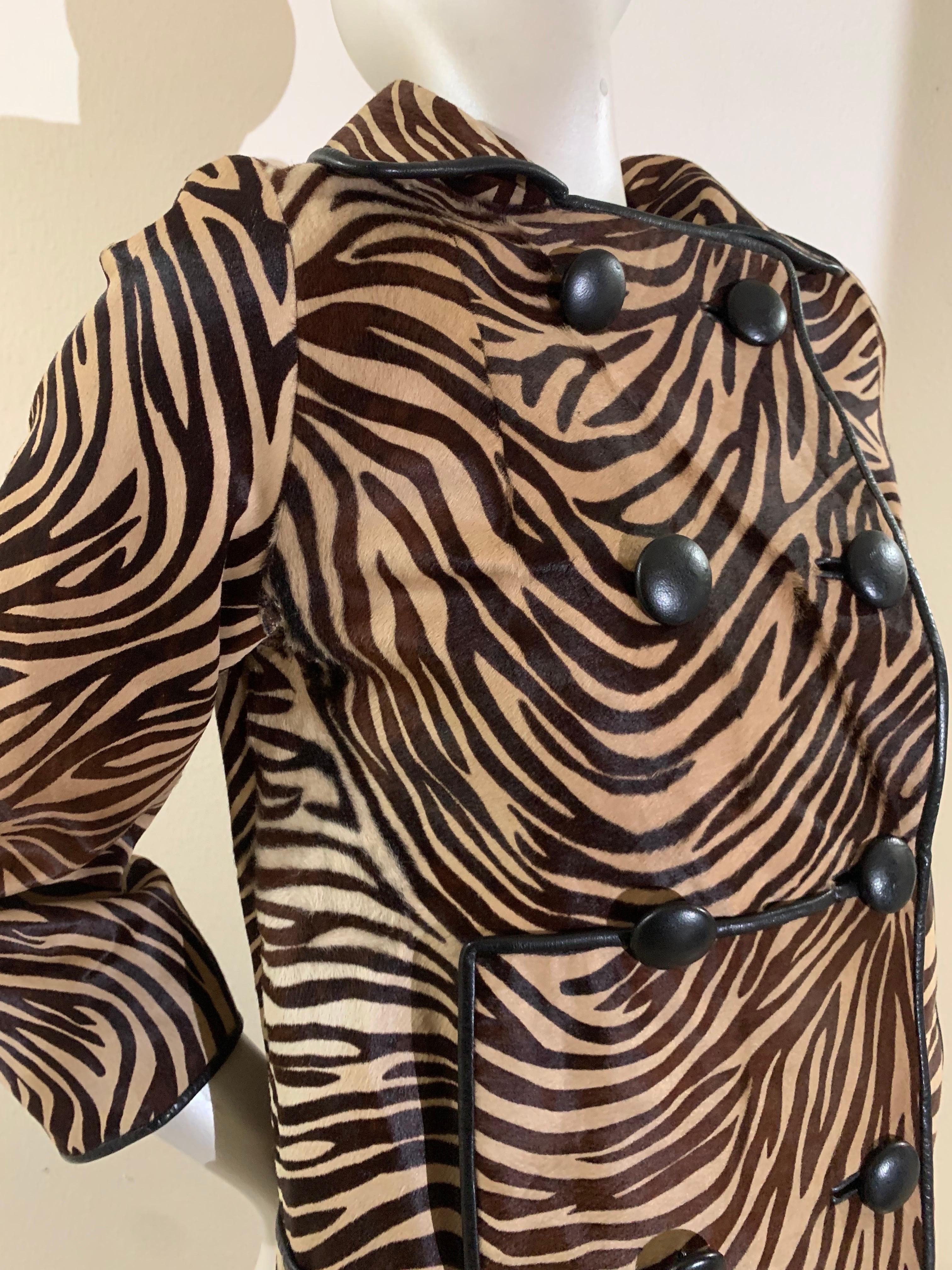 Nero Cappotto doppiopetto in pelle di vitello tigrata e stencil degli anni '60 con tasche laterali in vendita