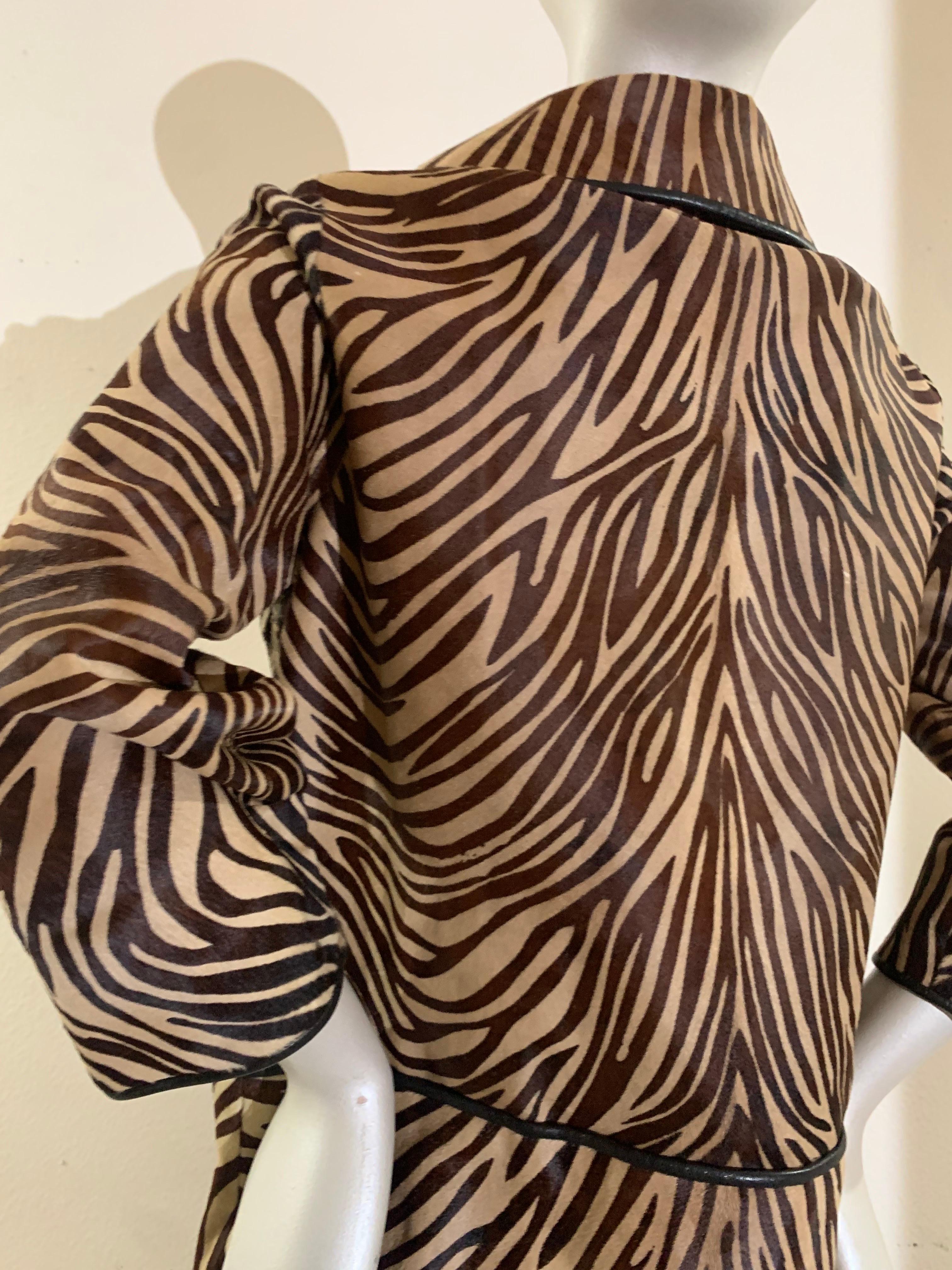 Cappotto doppiopetto in pelle di vitello tigrata e stencil degli anni '60 con tasche laterali in vendita 3