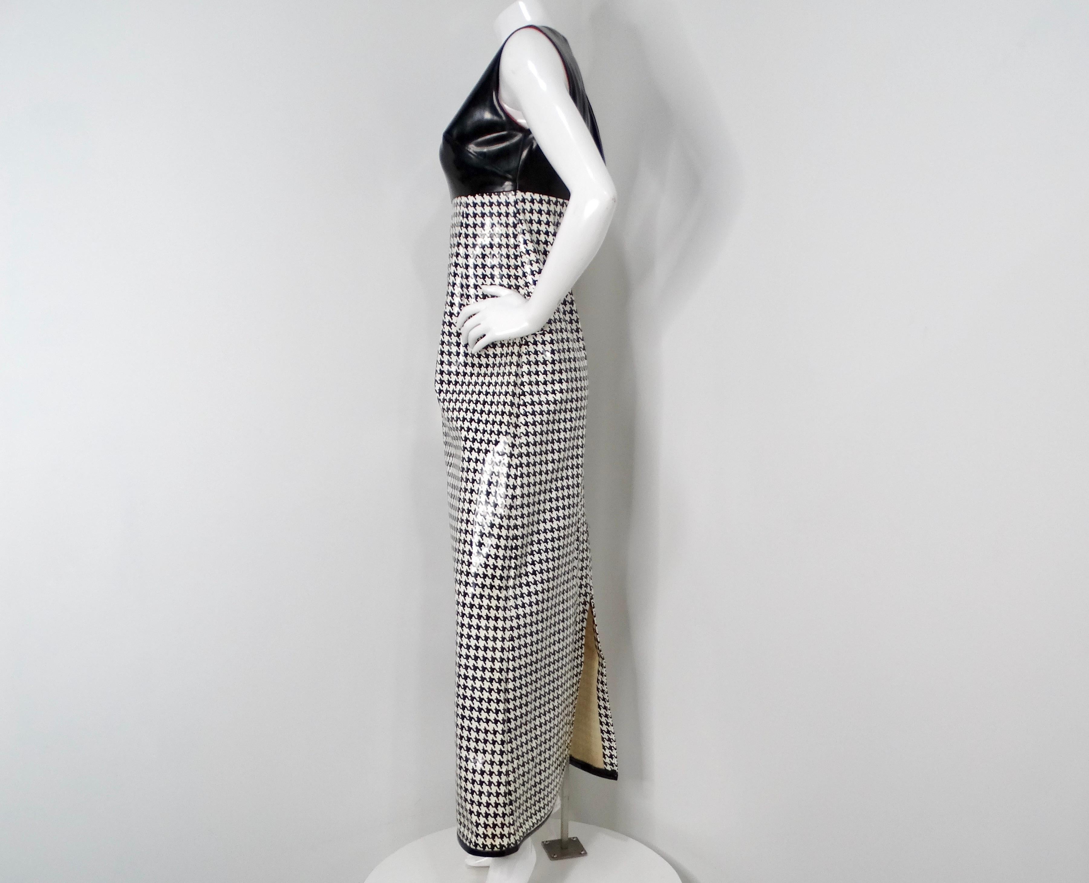 1960er Jahre Mod Vinyl Schwarz-Maxikleid ohne Ärmel in Schwarz & Weiß mit Hahnentrittmuster (Grau) im Angebot
